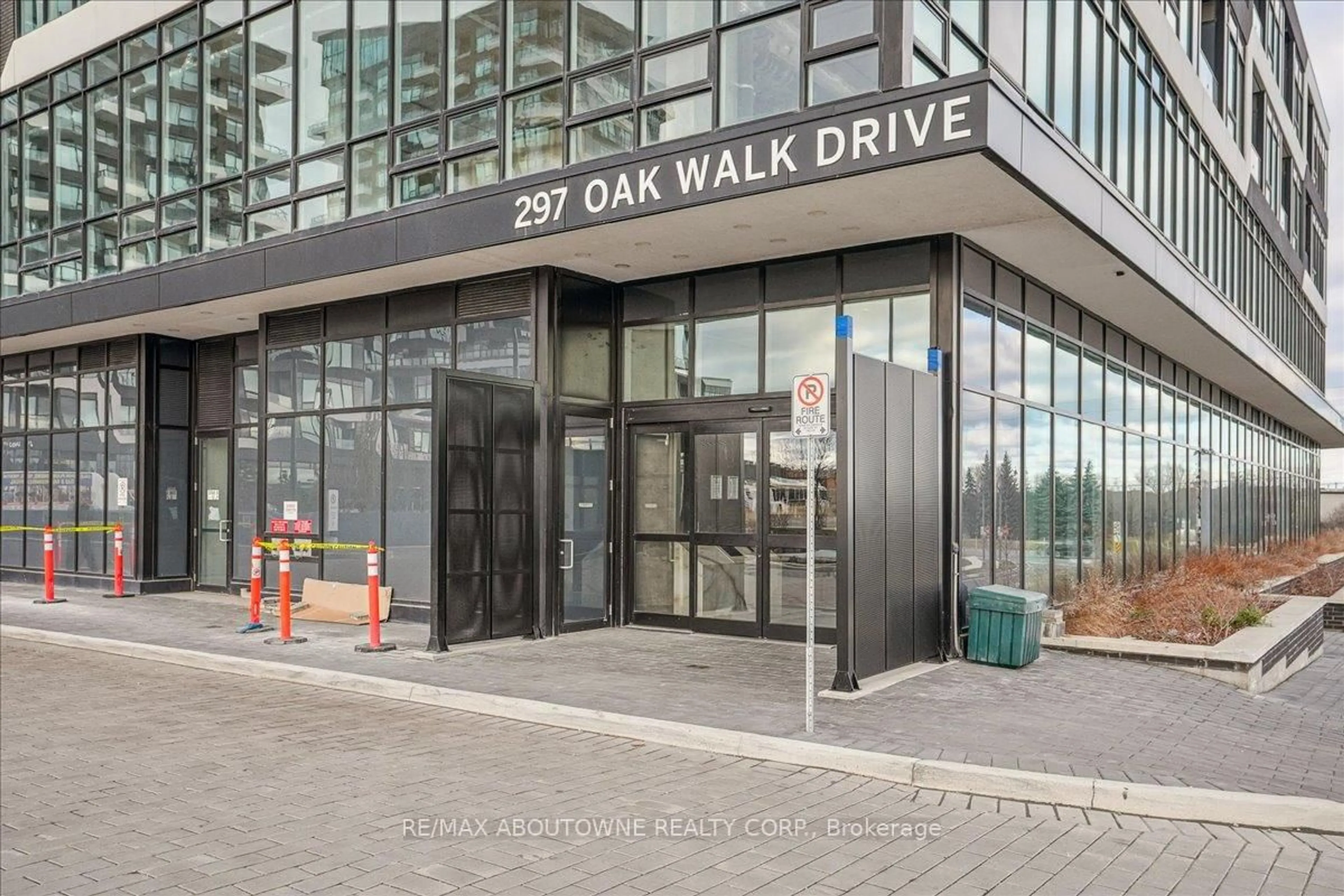 Indoor foyer for 297 Oak Walk Dr #2203, Oakville Ontario L6H 3R6