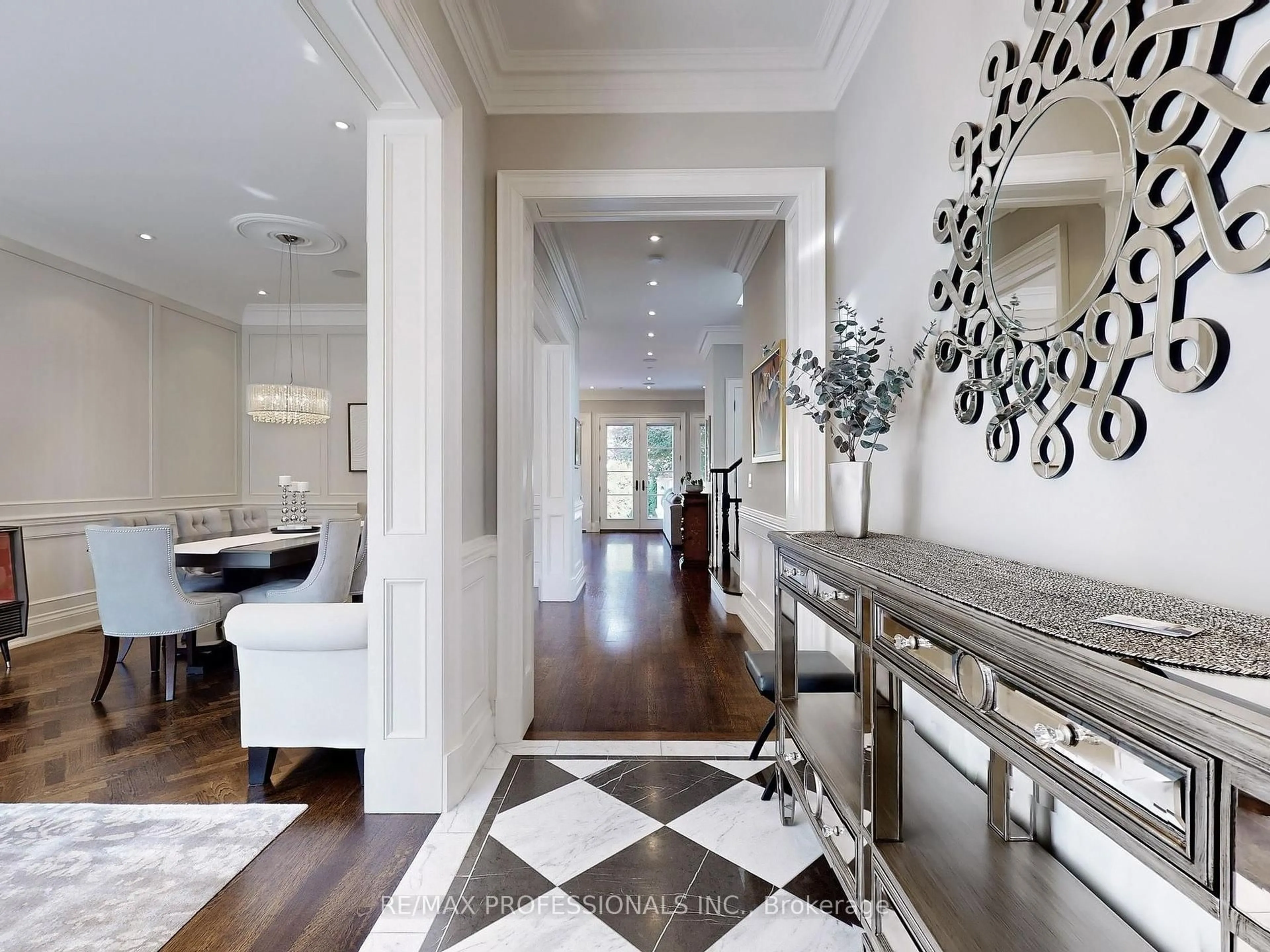 Indoor entryway for 25 Humbervale Blvd, Toronto Ontario M8Y 3P3