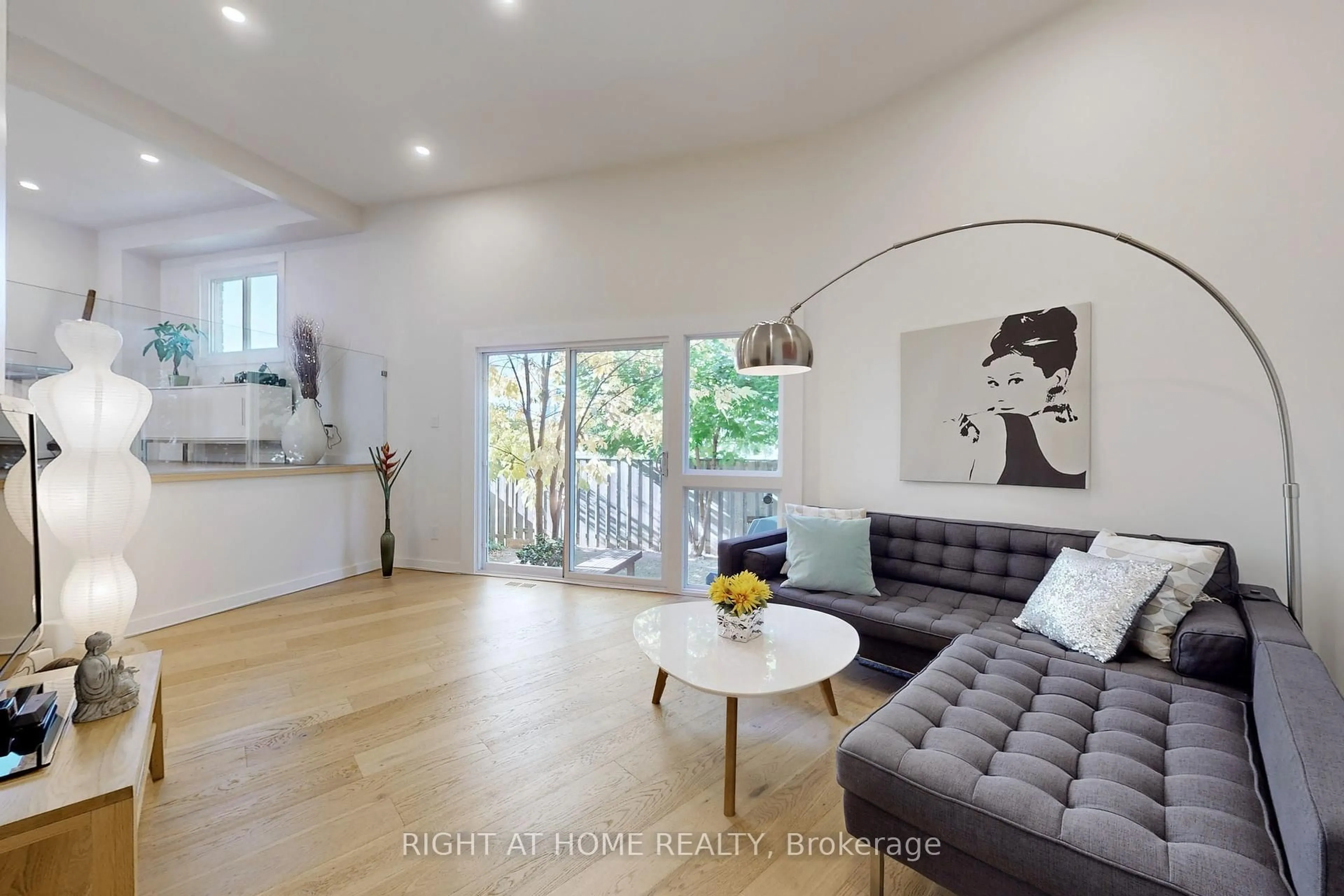 Living room with furniture, wood/laminate floor for 400 Bloor St #6, Mississauga Ontario L5A 3M8