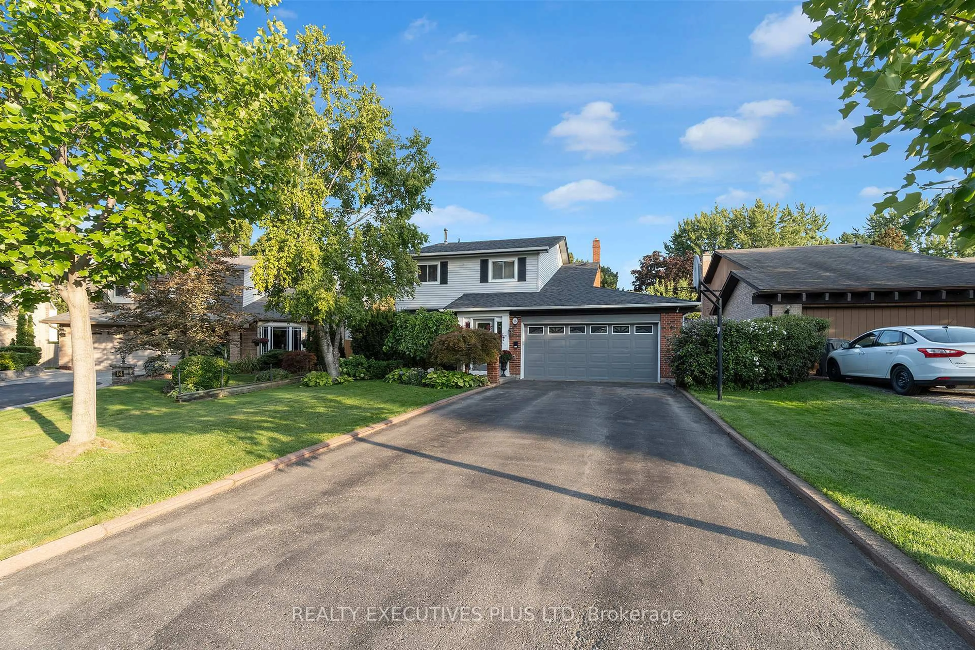 A pic from outside/outdoor area/front of a property/back of a property/a pic from drone, street for 16 Melita Pl, Brampton Ontario L6S 2Z3