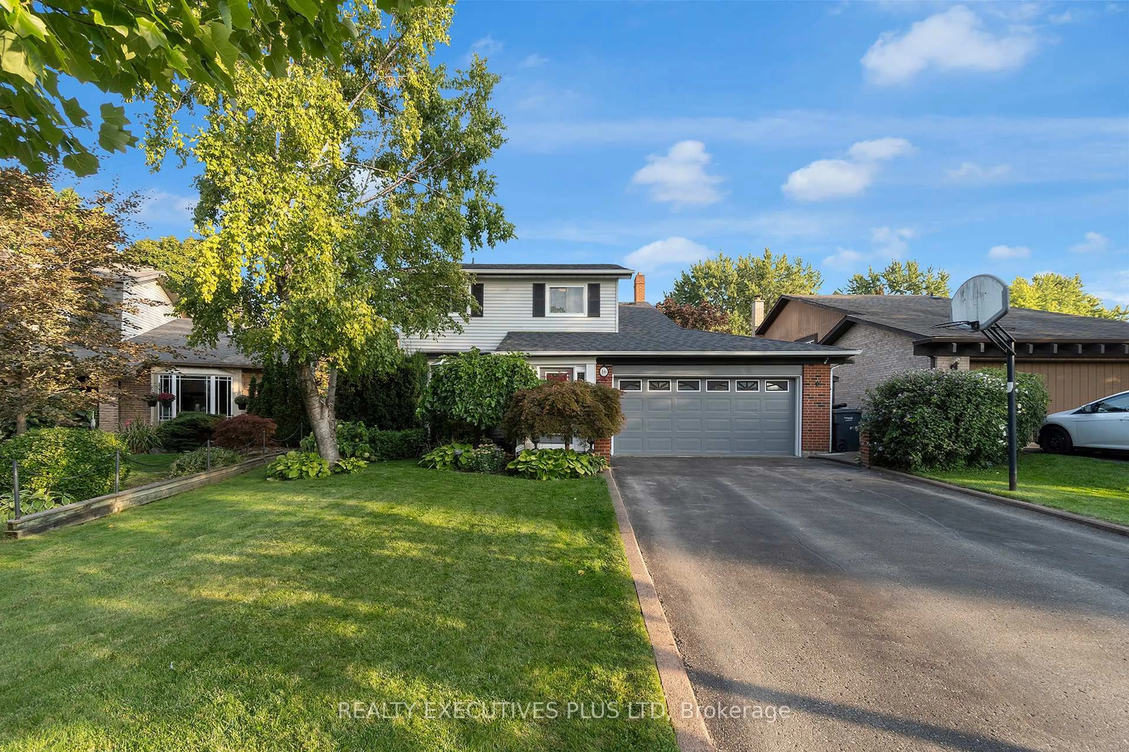 A pic from outside/outdoor area/front of a property/back of a property/a pic from drone, street for 16 Melita Pl, Brampton Ontario L6S 2Z3