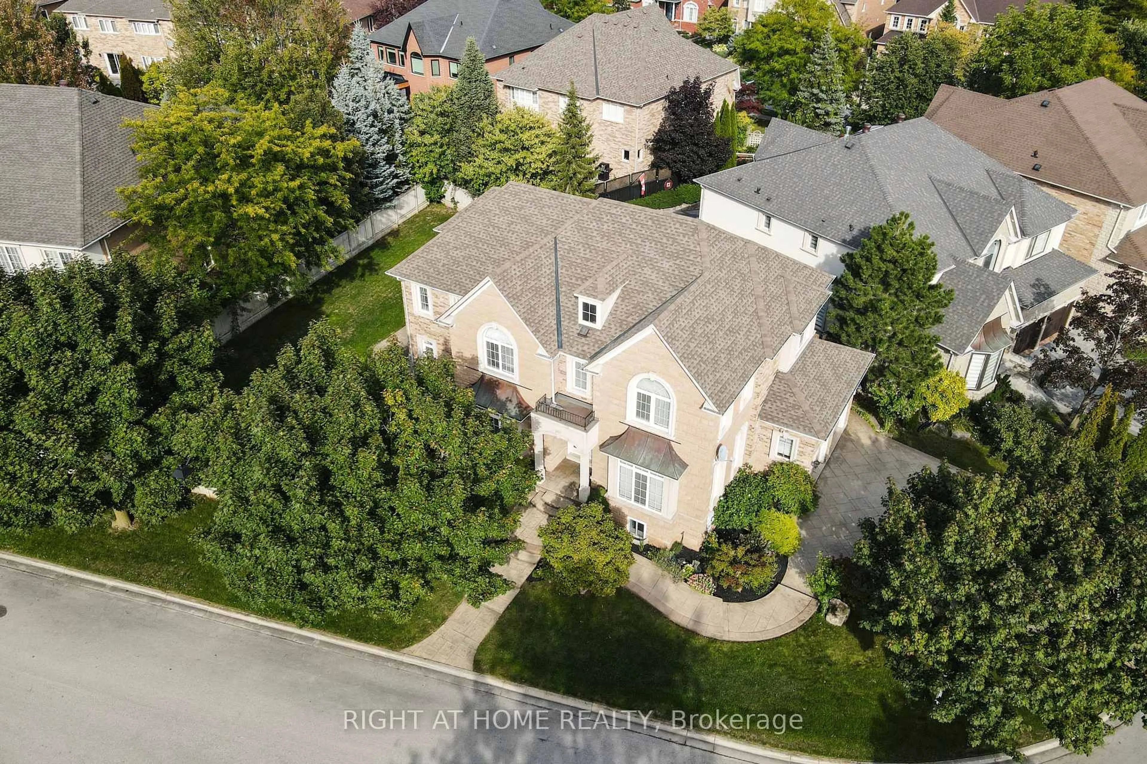 A pic from outside/outdoor area/front of a property/back of a property/a pic from drone, street for 2435 VALLEY FOREST Way, Oakville Ontario L6H 6W9