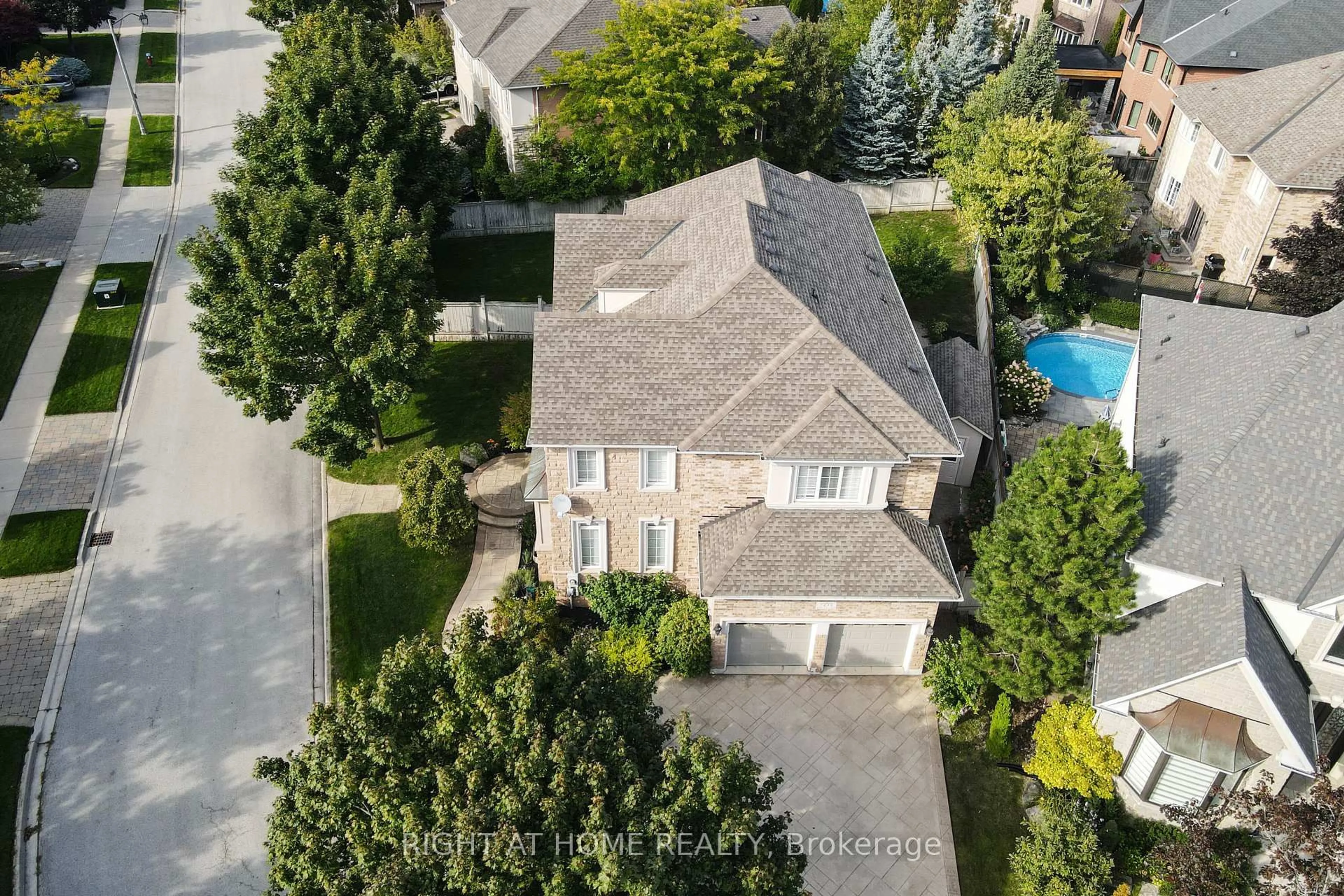 A pic from outside/outdoor area/front of a property/back of a property/a pic from drone, street for 2435 VALLEY FOREST Way, Oakville Ontario L6H 6W9