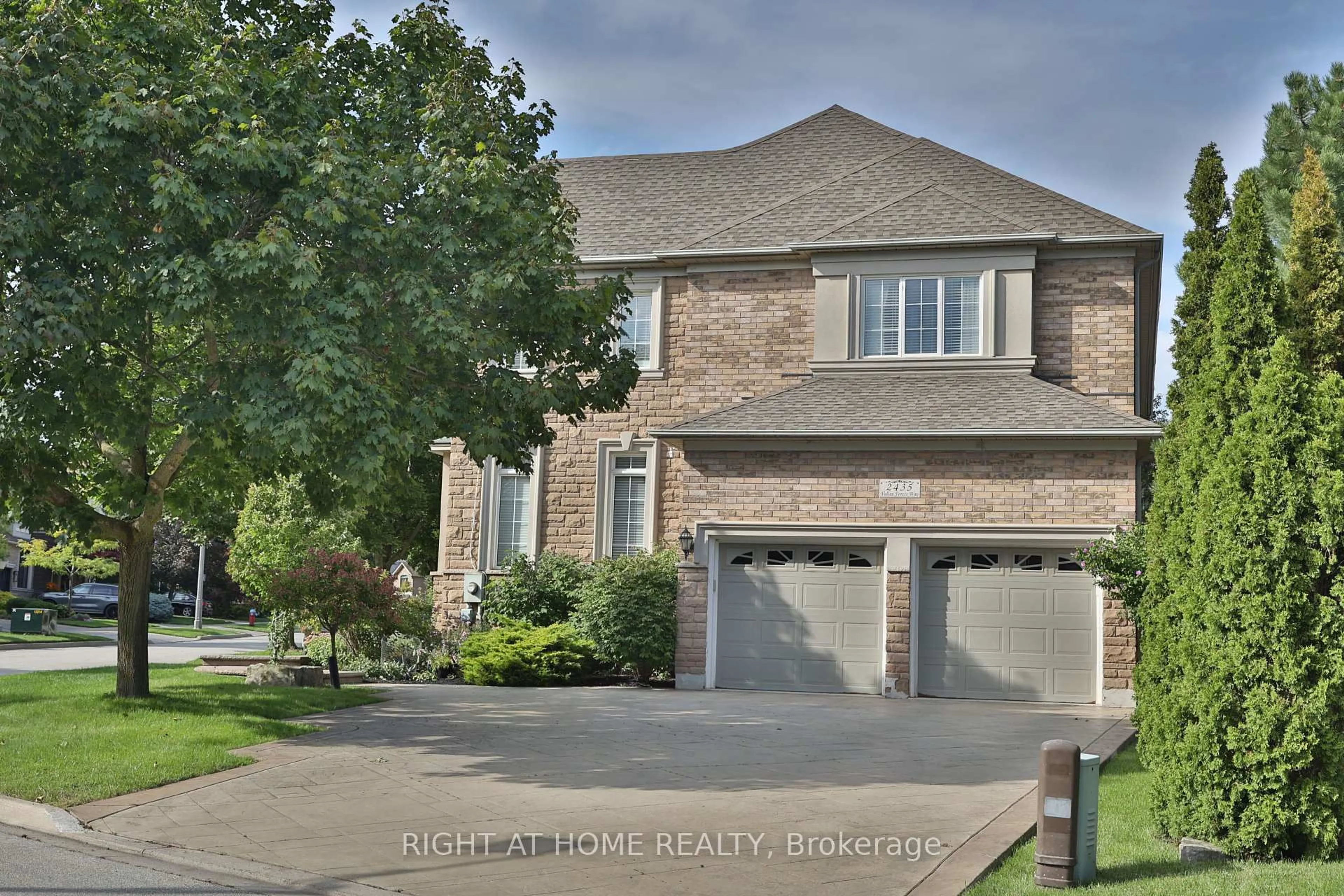 Home with brick exterior material, street for 2435 VALLEY FOREST Way, Oakville Ontario L6H 6W9