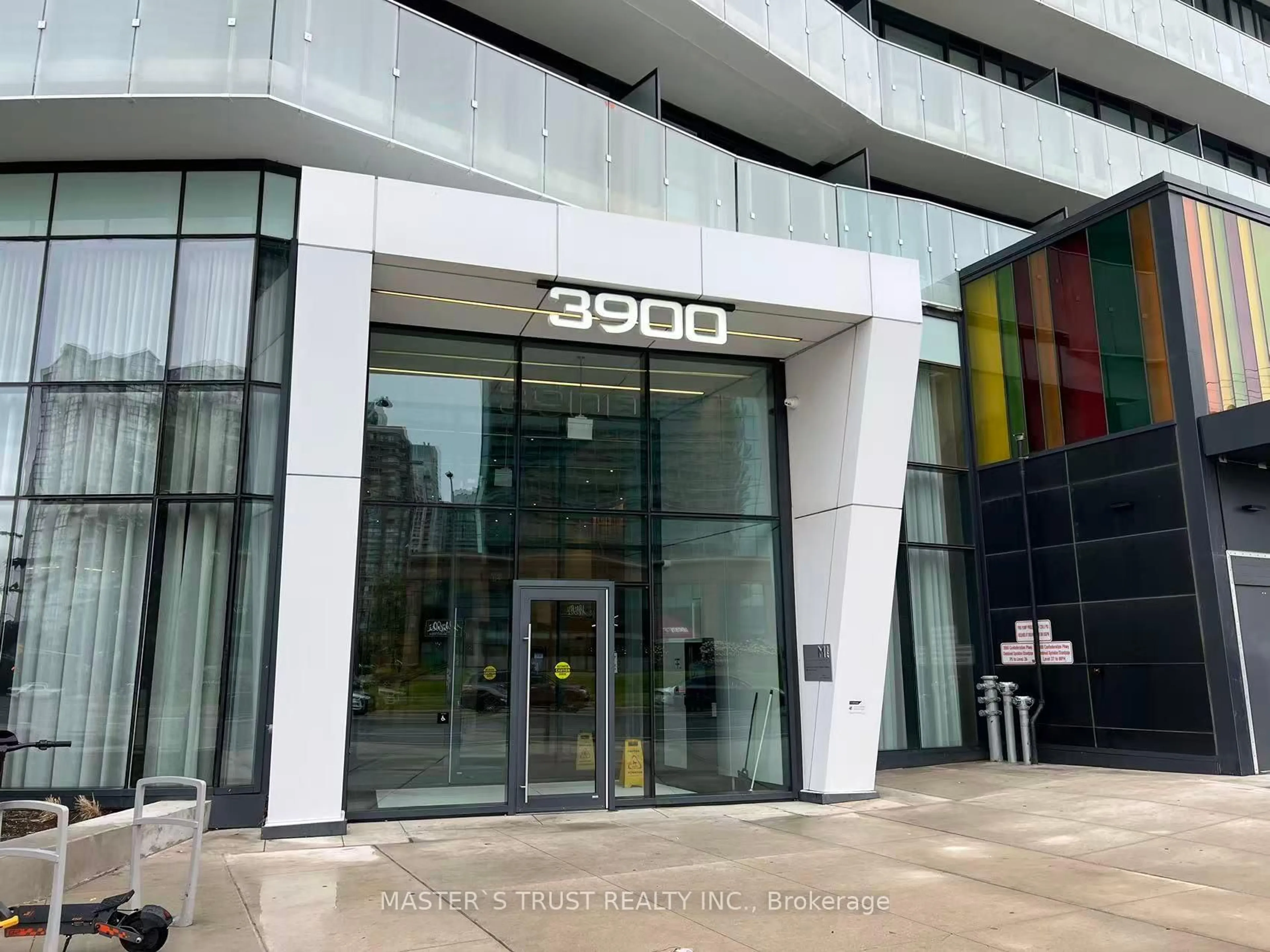Indoor foyer for 3900 Confederation Pkwy #5207, Mississauga Ontario L5B 0M3