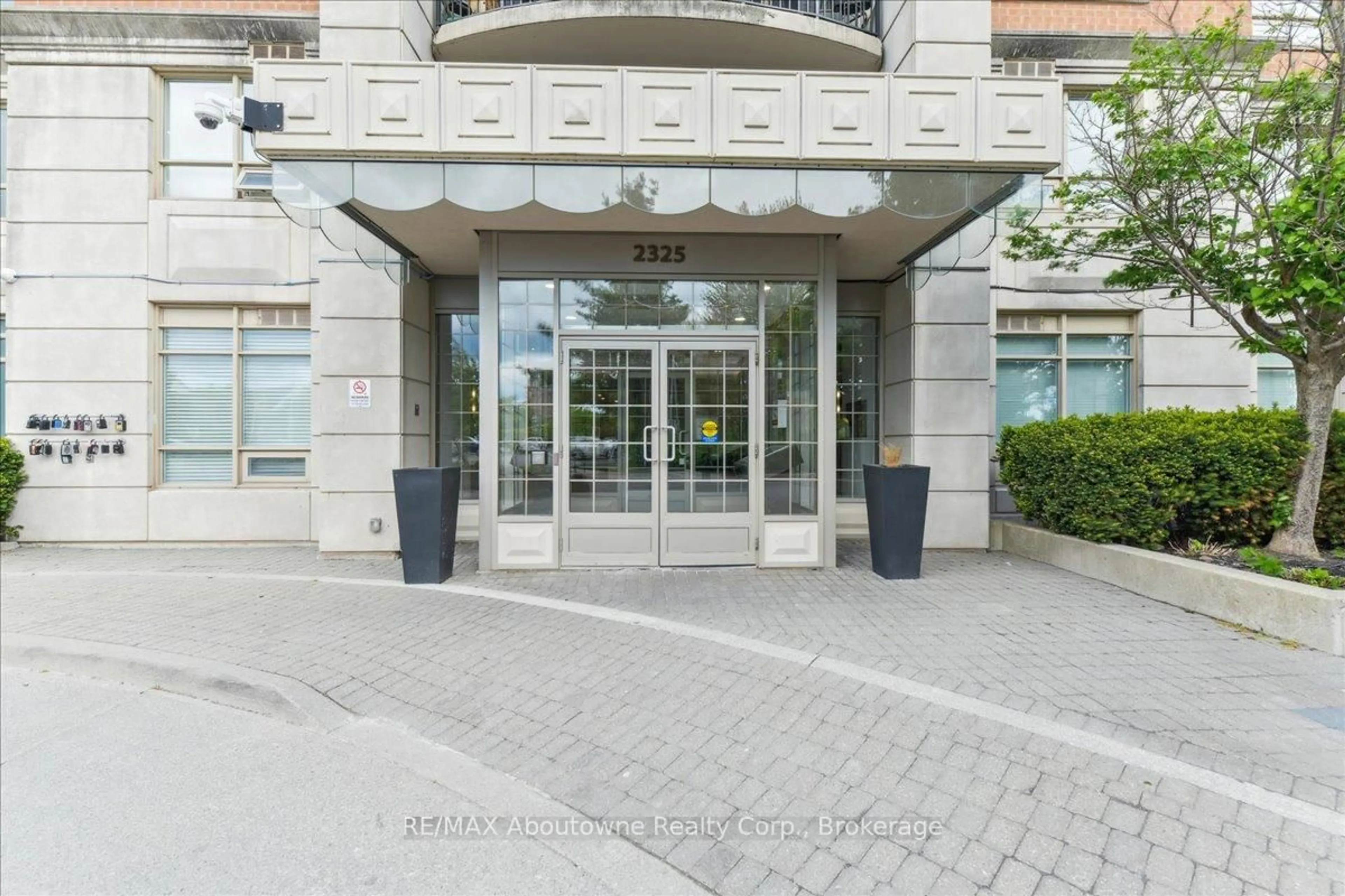 Indoor foyer for 2325 Central Park Dr #805, Oakville Ontario L6H 0E2
