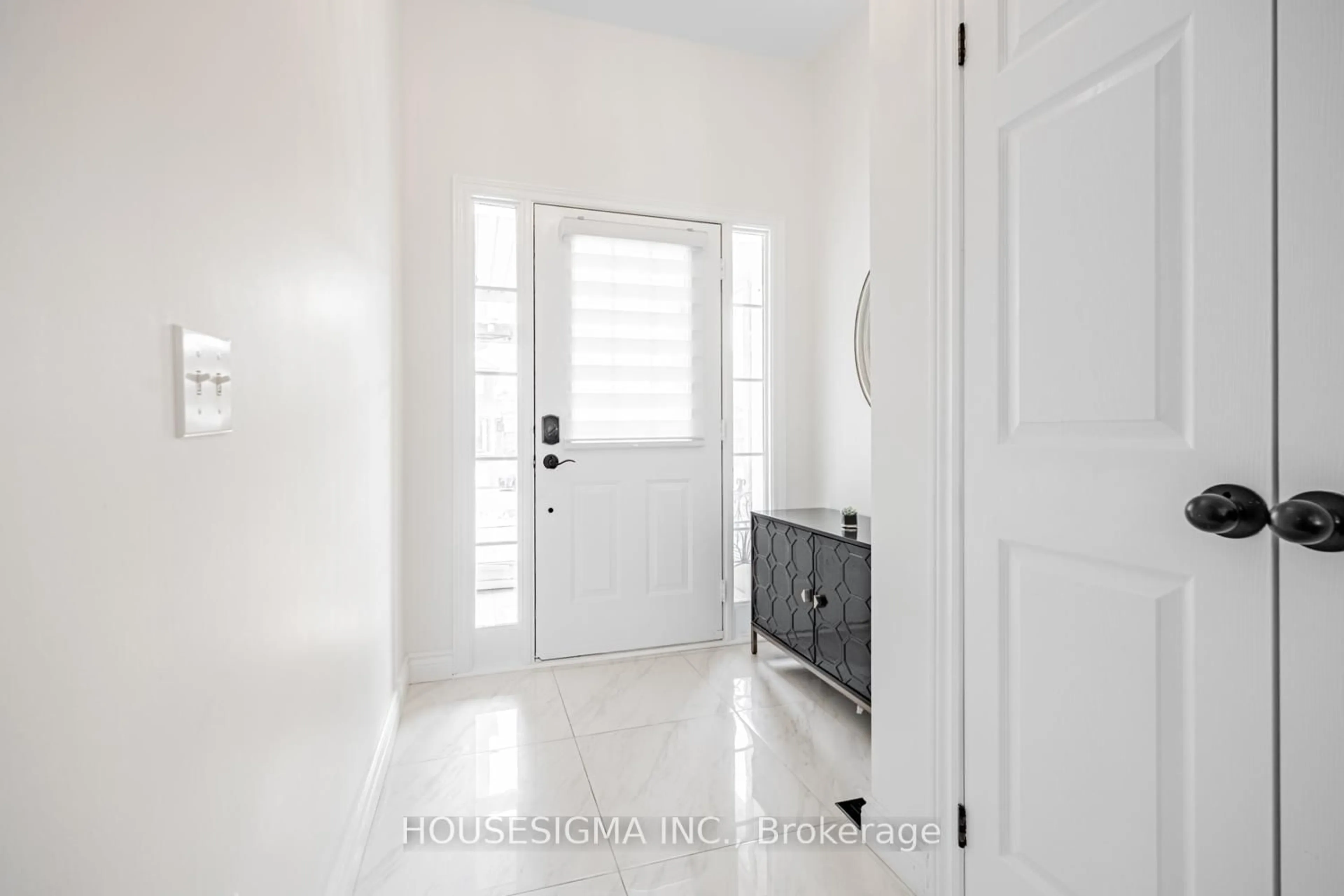 Indoor entryway for 5677 Raleigh St, Mississauga Ontario L5M 7E6
