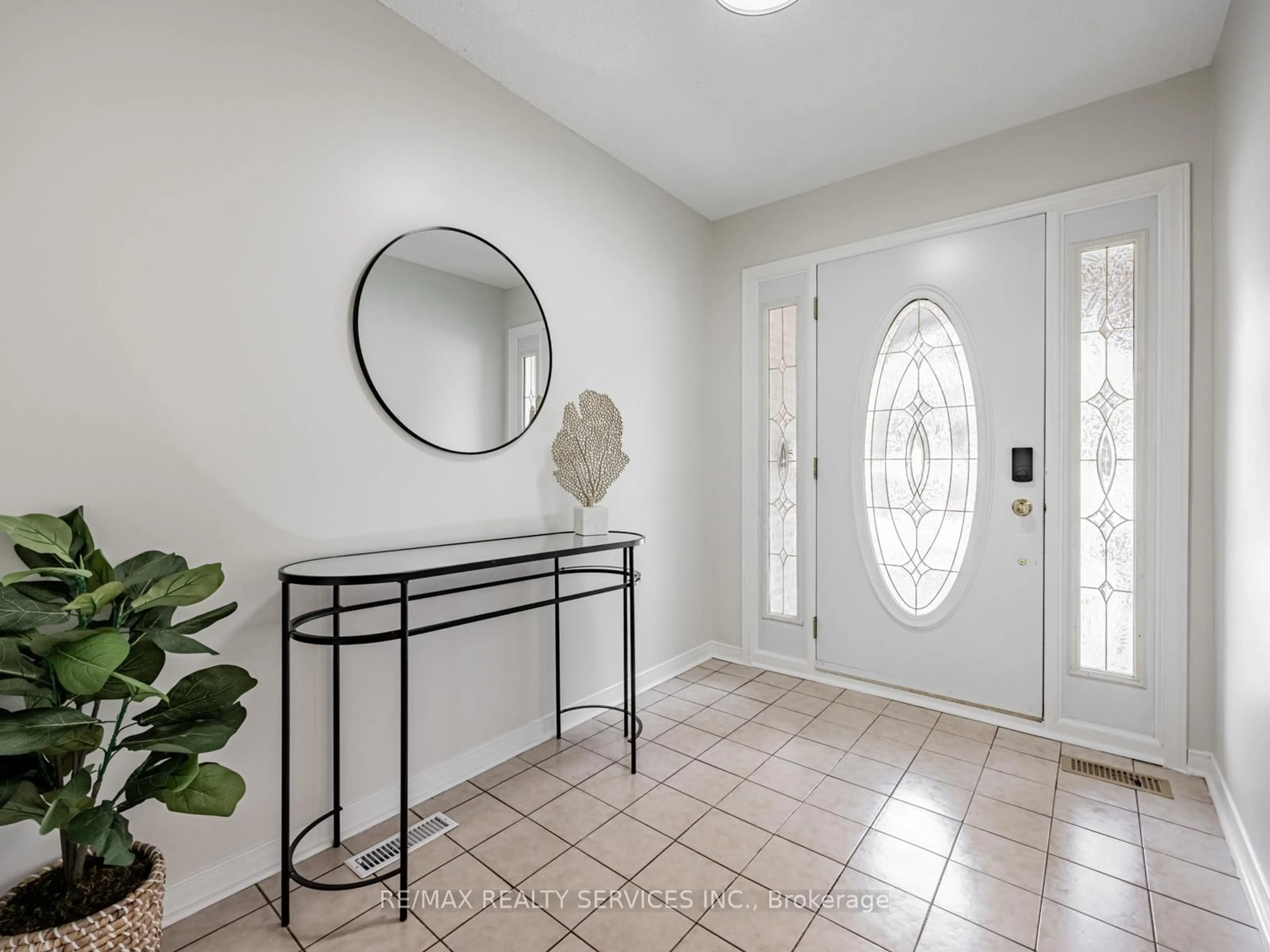 Indoor entryway for 9 Garview Crt, Toronto Ontario M9R 4B9