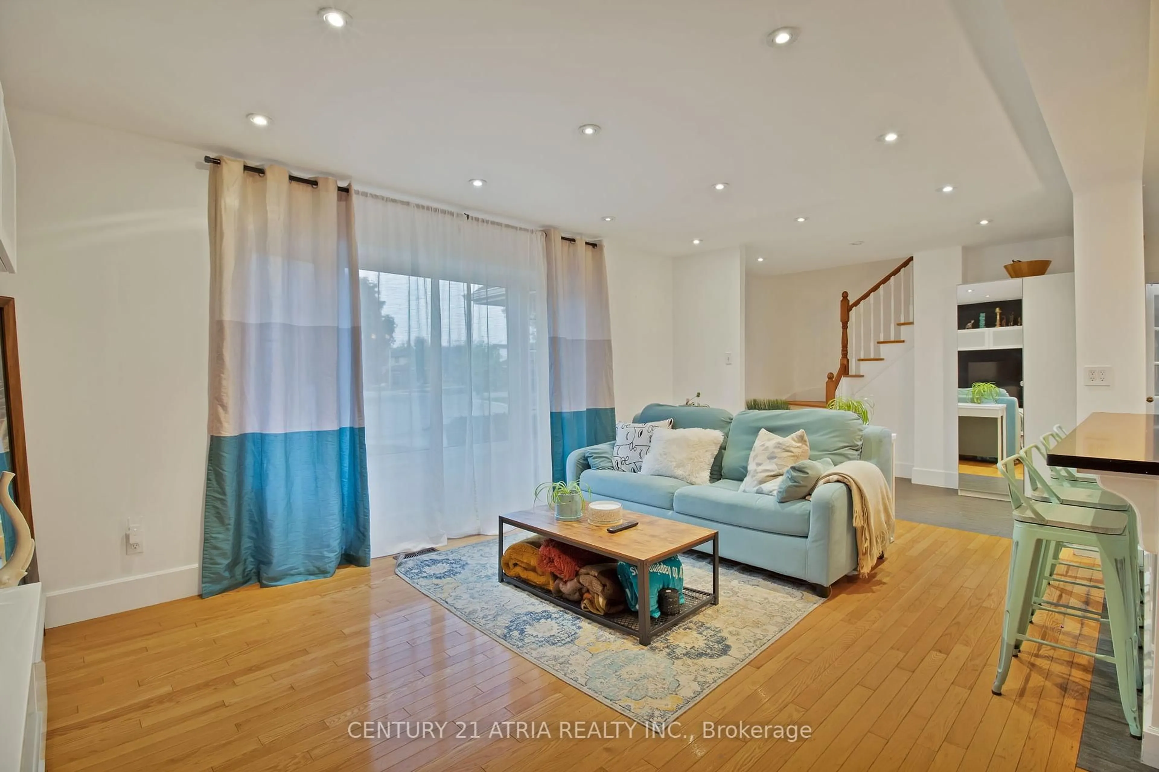 Living room with furniture, unknown for 3222 Hornbeam Cres, Mississauga Ontario L5L 1B4