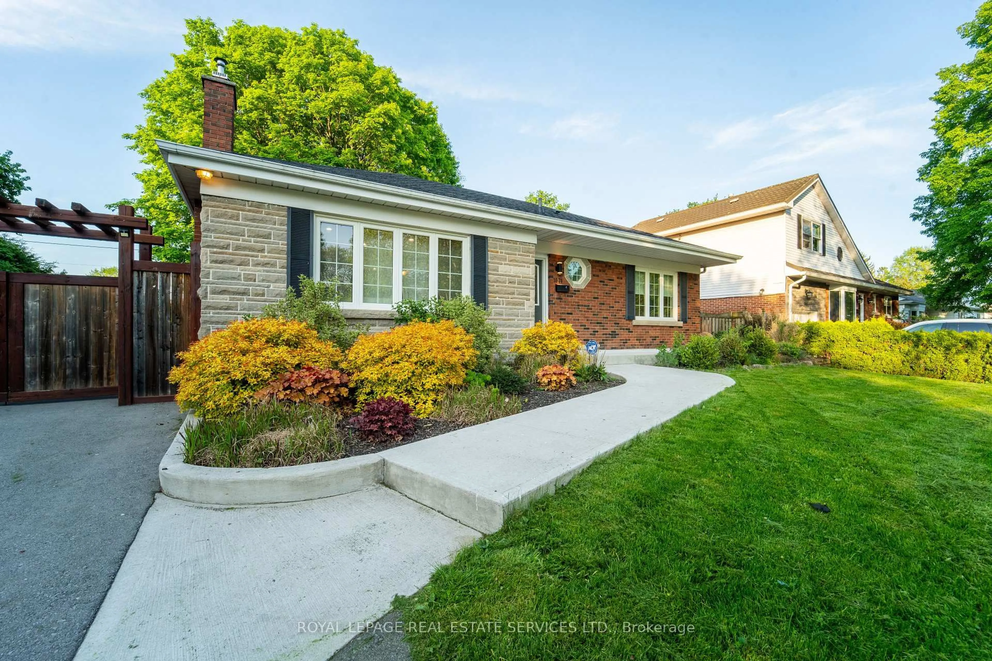 Home with brick exterior material, street for 1071 Joan Dr, Burlington Ontario L7T 3H3