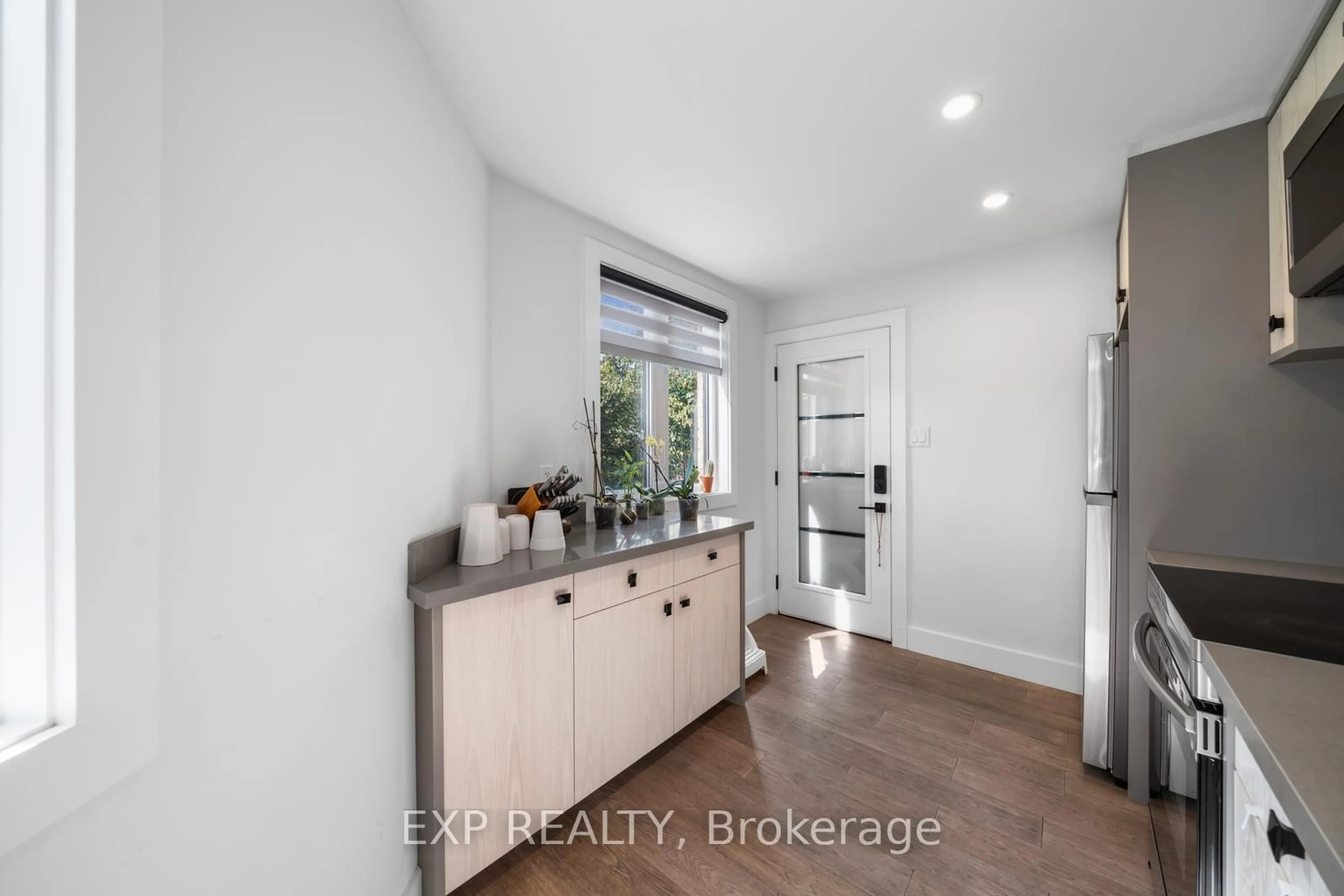 Indoor entryway for 5 Brendwin Rd, Toronto Ontario M6N 4V6