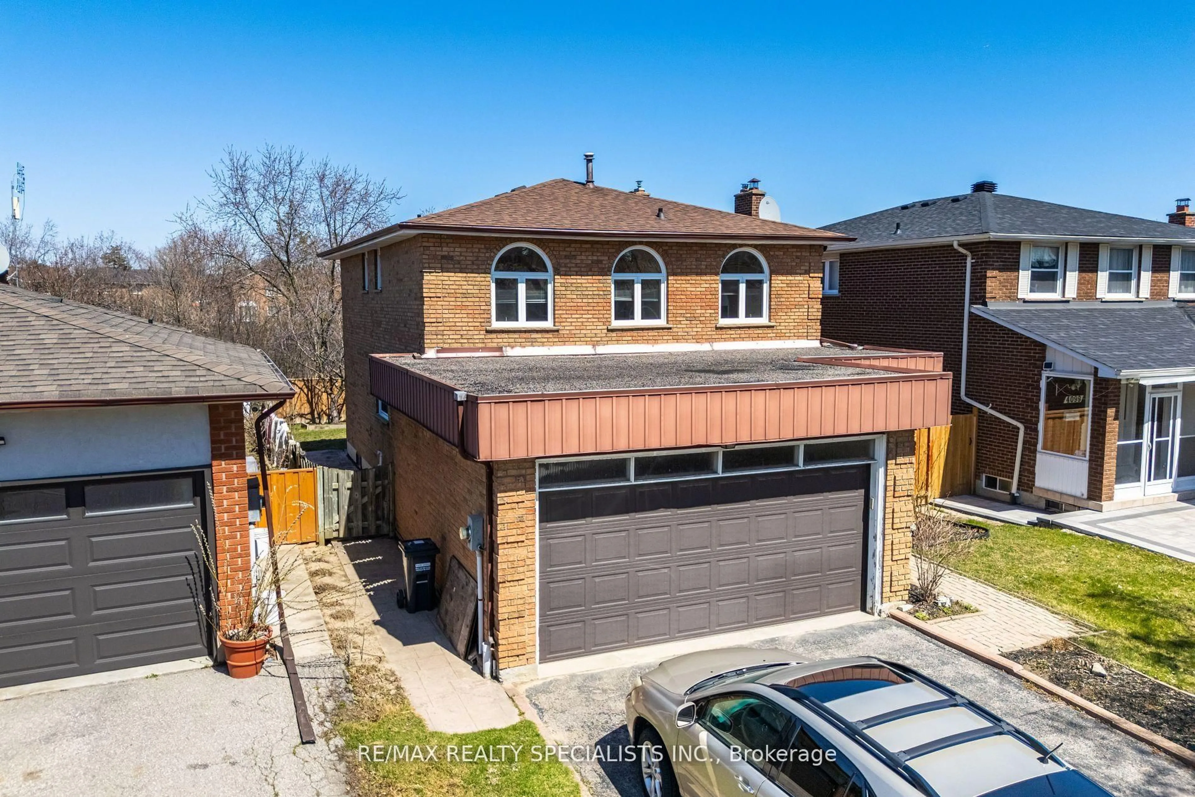 A pic from outside/outdoor area/front of a property/back of a property/a pic from drone, street for 4103 Woodington Dr, Mississauga Ontario L4Z 1K2