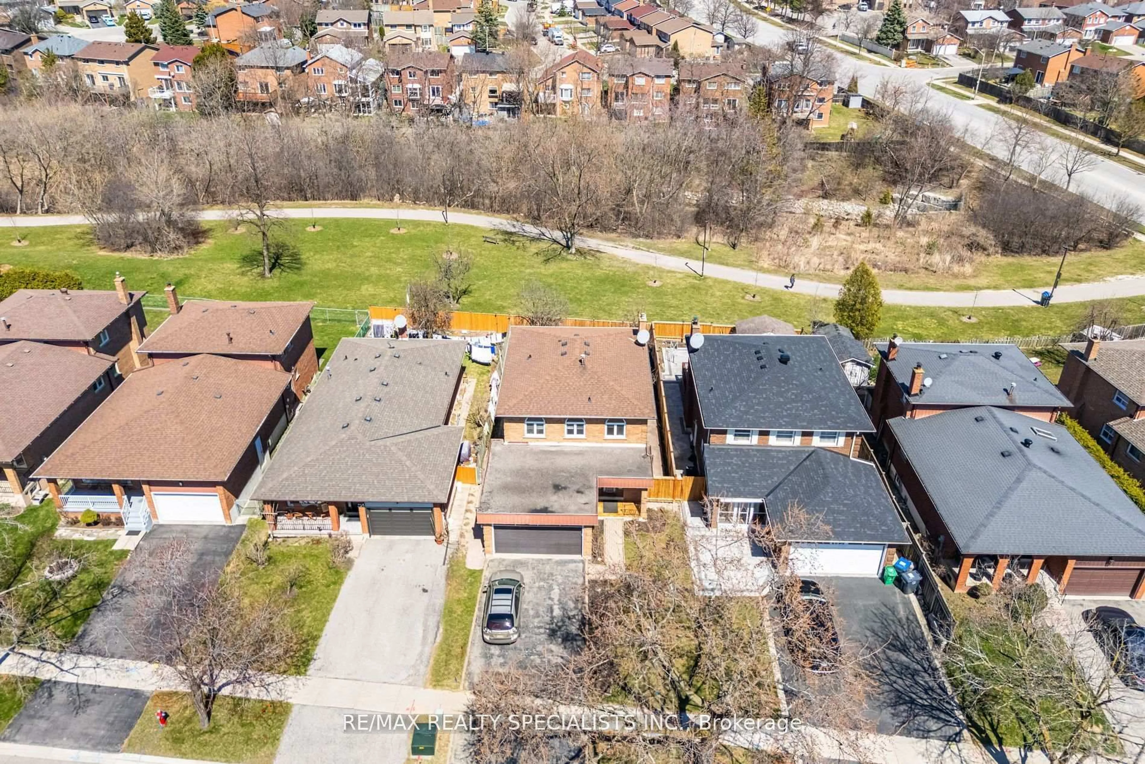 A pic from outside/outdoor area/front of a property/back of a property/a pic from drone, street for 4103 Woodington Dr, Mississauga Ontario L4Z 1K2