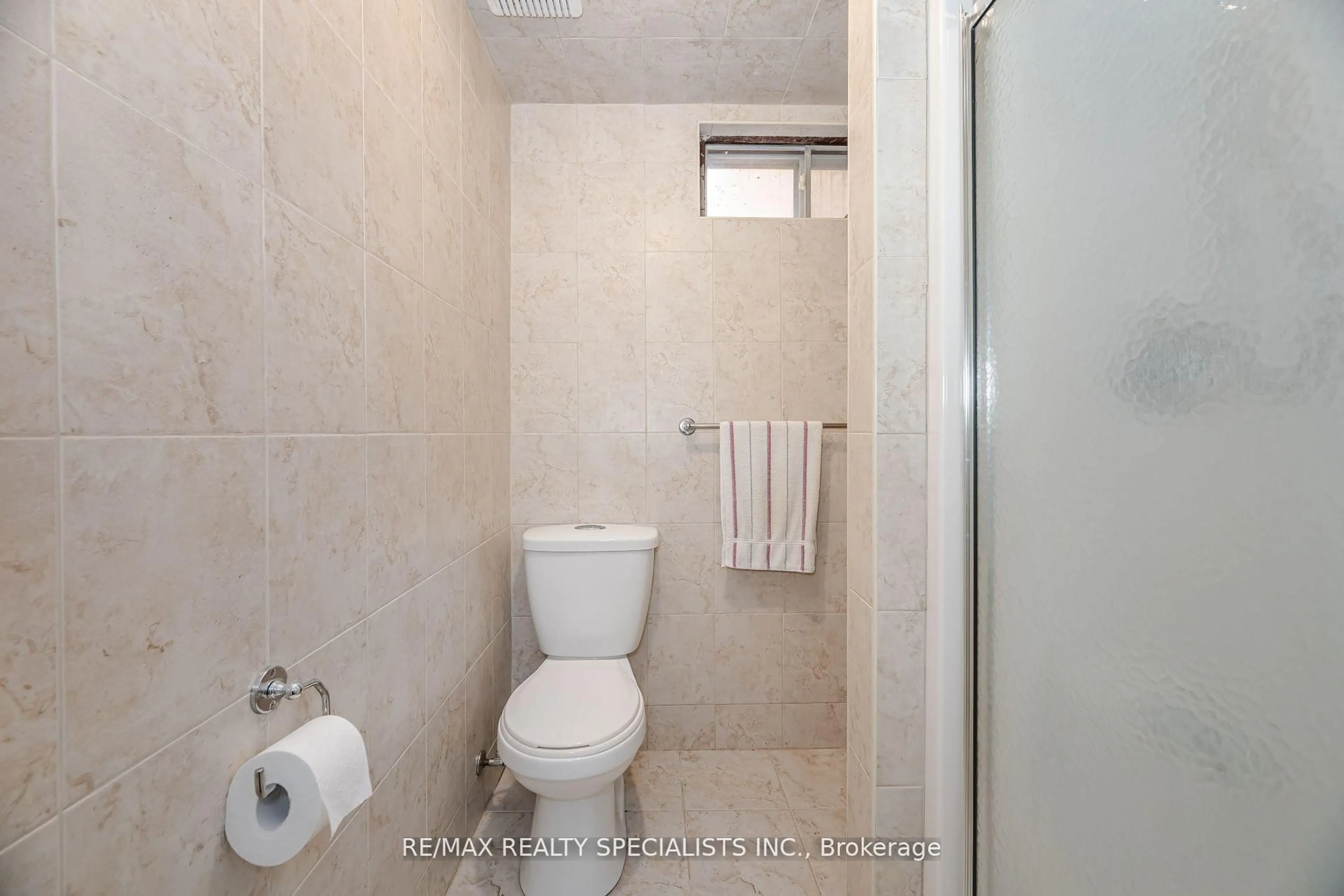 Standard bathroom, ceramic/tile floor for 4103 Woodington Dr, Mississauga Ontario L4Z 1K2