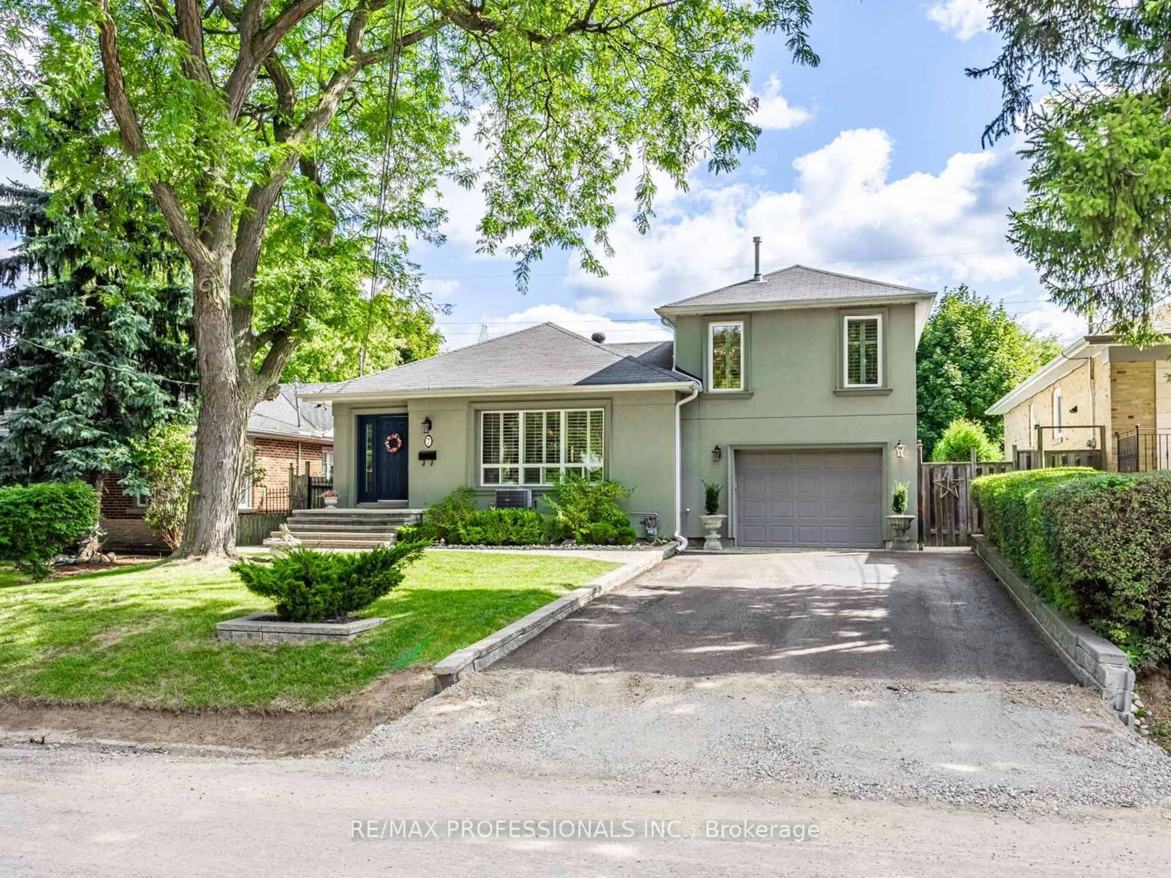 A pic from outside/outdoor area/front of a property/back of a property/a pic from drone, street for 7 Ravenscrest Dr, Toronto Ontario M9B 5M6