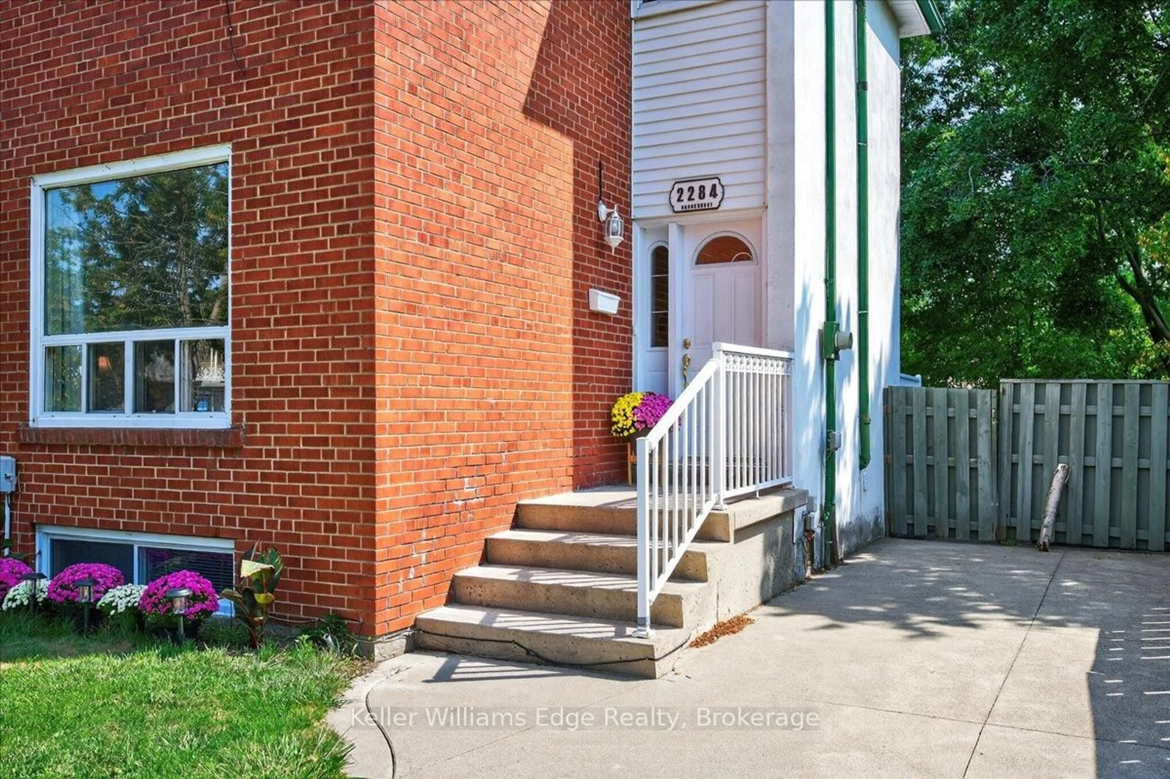 Home with brick exterior material, street for 2284 Brookhurst Rd, Mississauga Ontario L5J 1P9