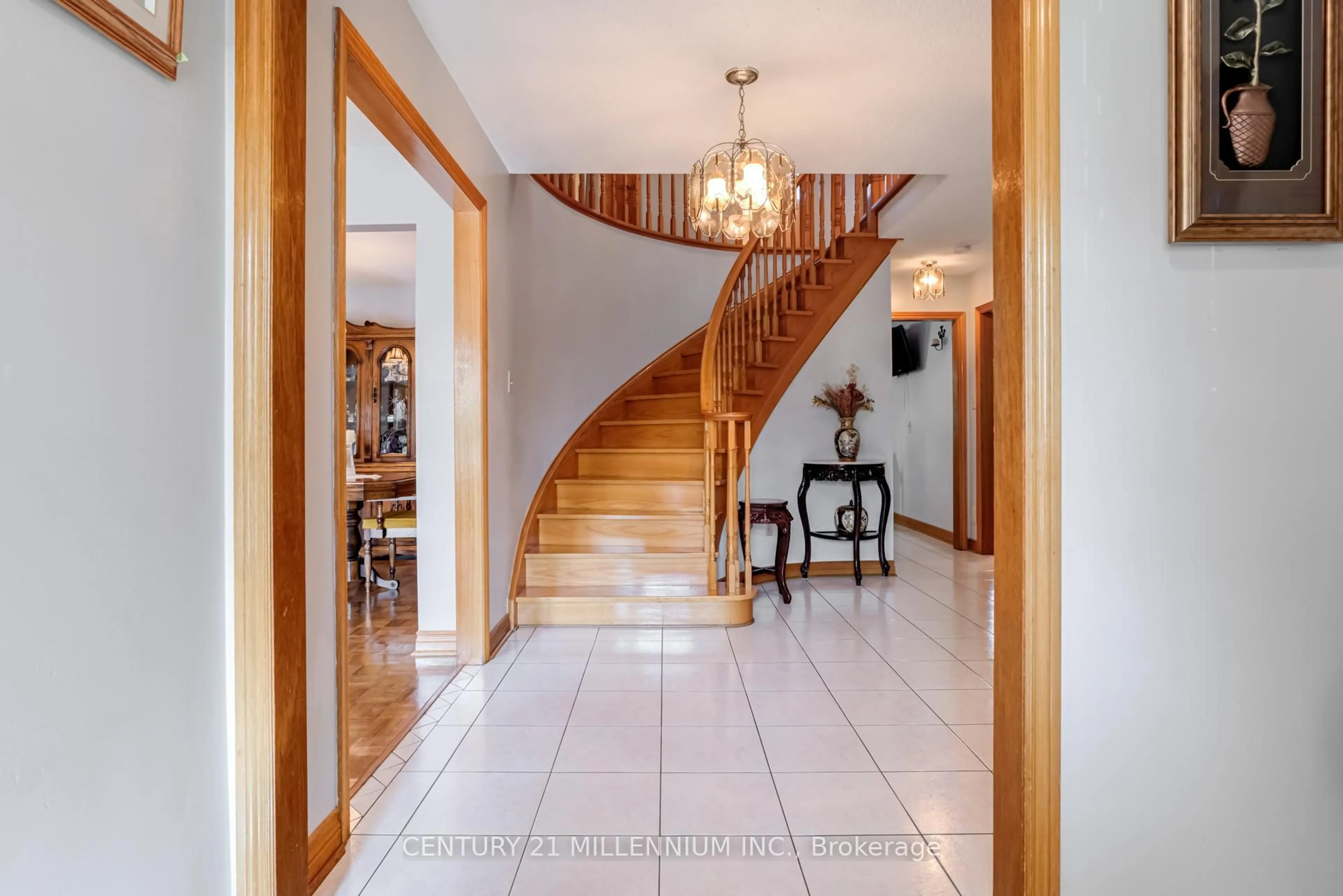 Indoor foyer for 44 Reeve Rd, Brampton Ontario L6X 2M7