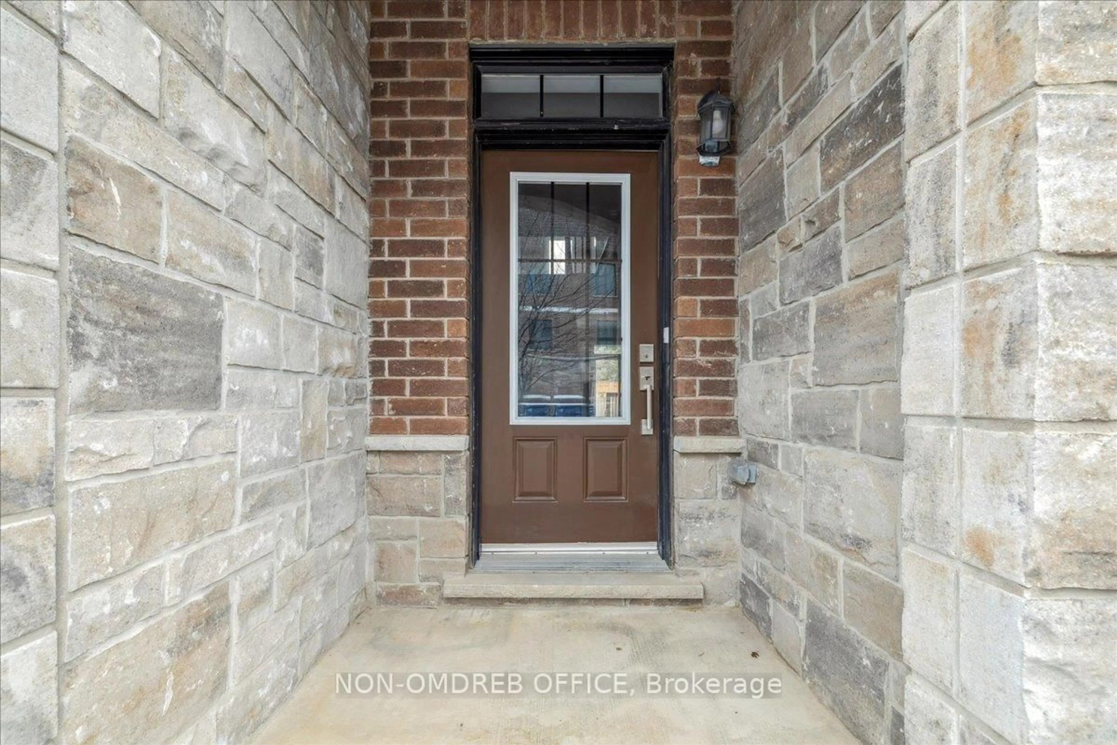 Indoor entryway for 445 Ontario St #48, Milton Ontario L9T 9K3