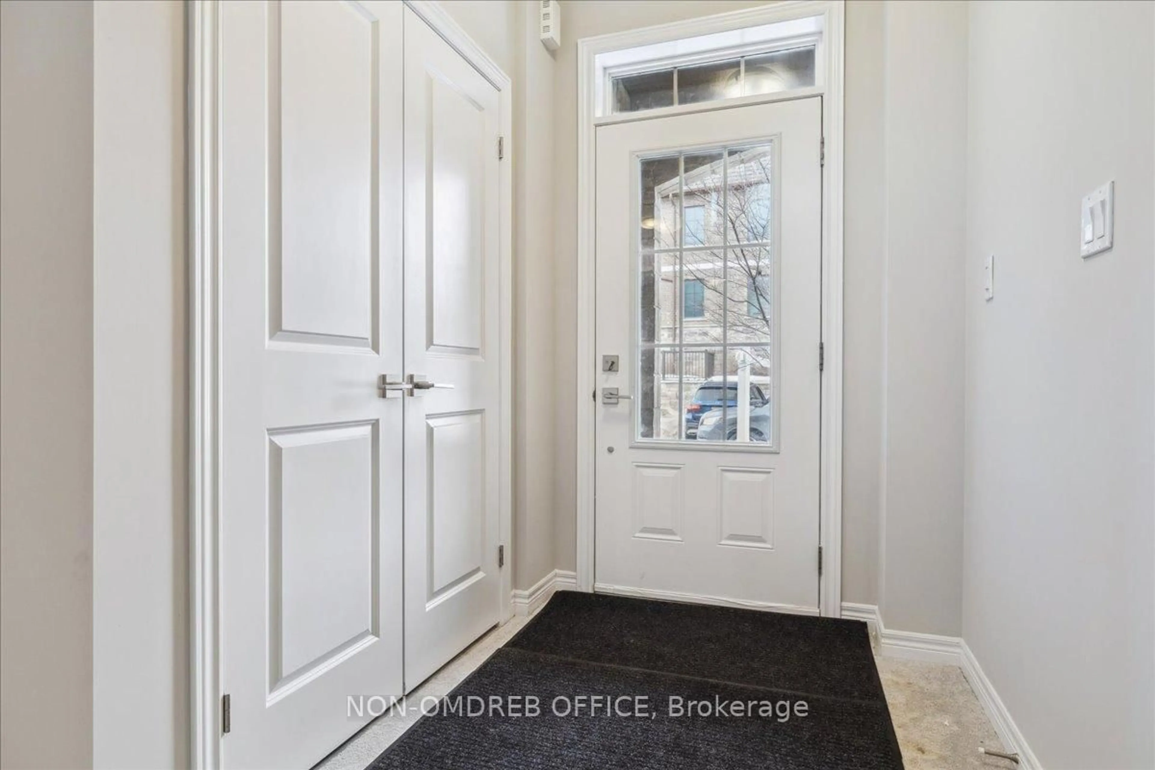 Indoor entryway for 445 Ontario St #48, Milton Ontario L9T 9K3