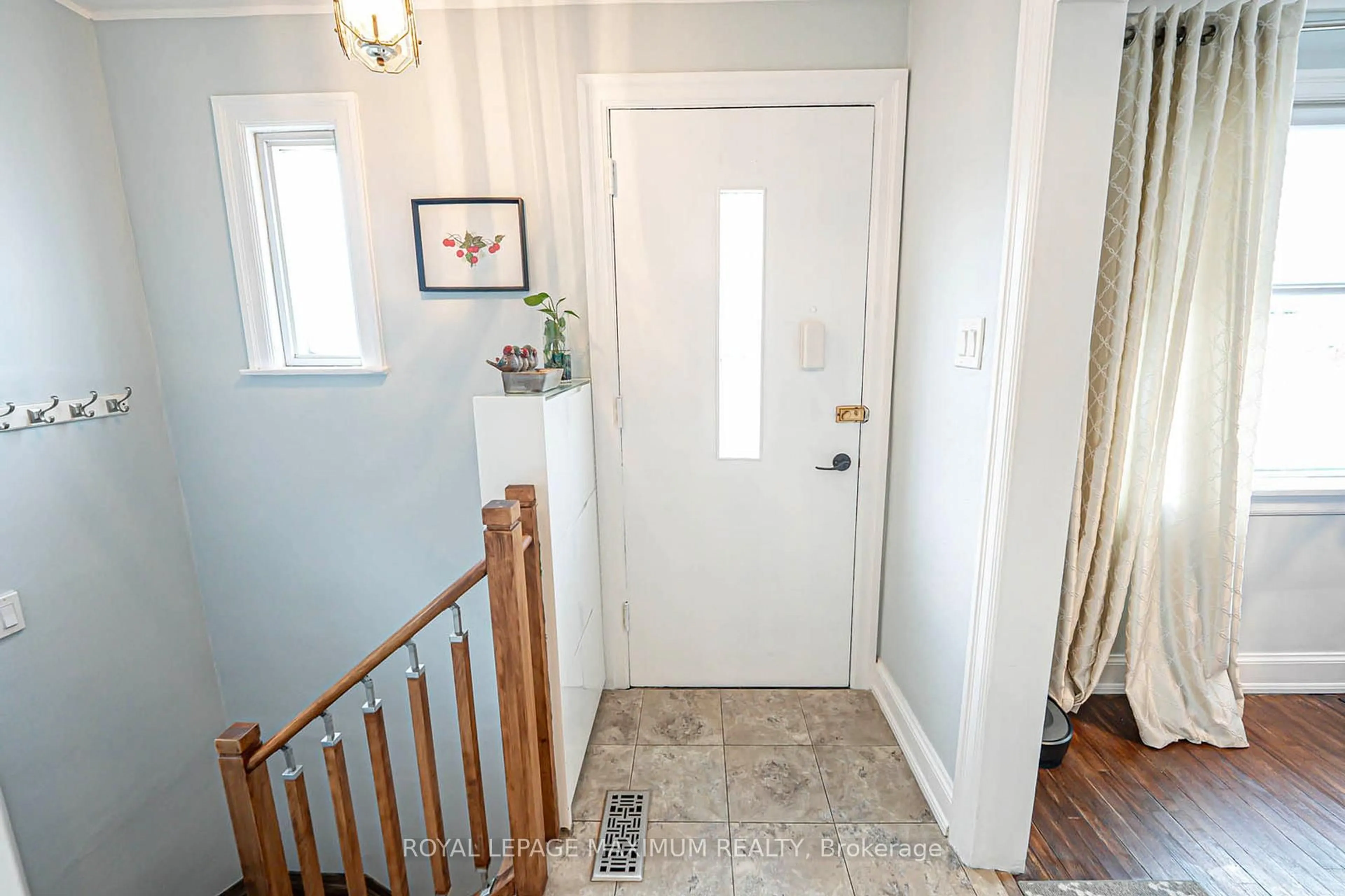 Indoor entryway for 2113 Keele St, Toronto Ontario M6M 3Z3