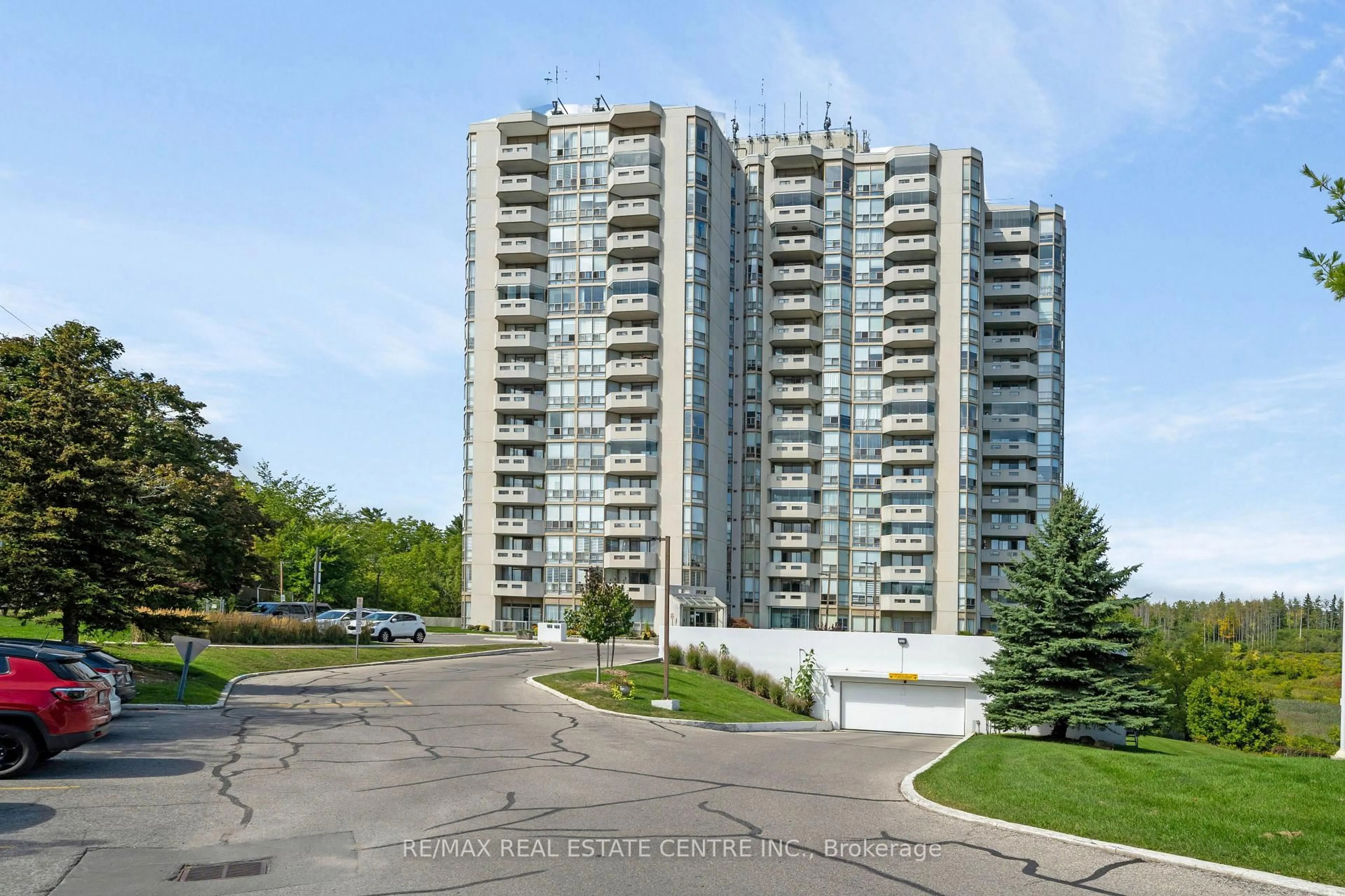A pic from outside/outdoor area/front of a property/back of a property/a pic from drone, unknown for 20 McFarlane Dr #709, Halton Hills Ontario L7G 5J8