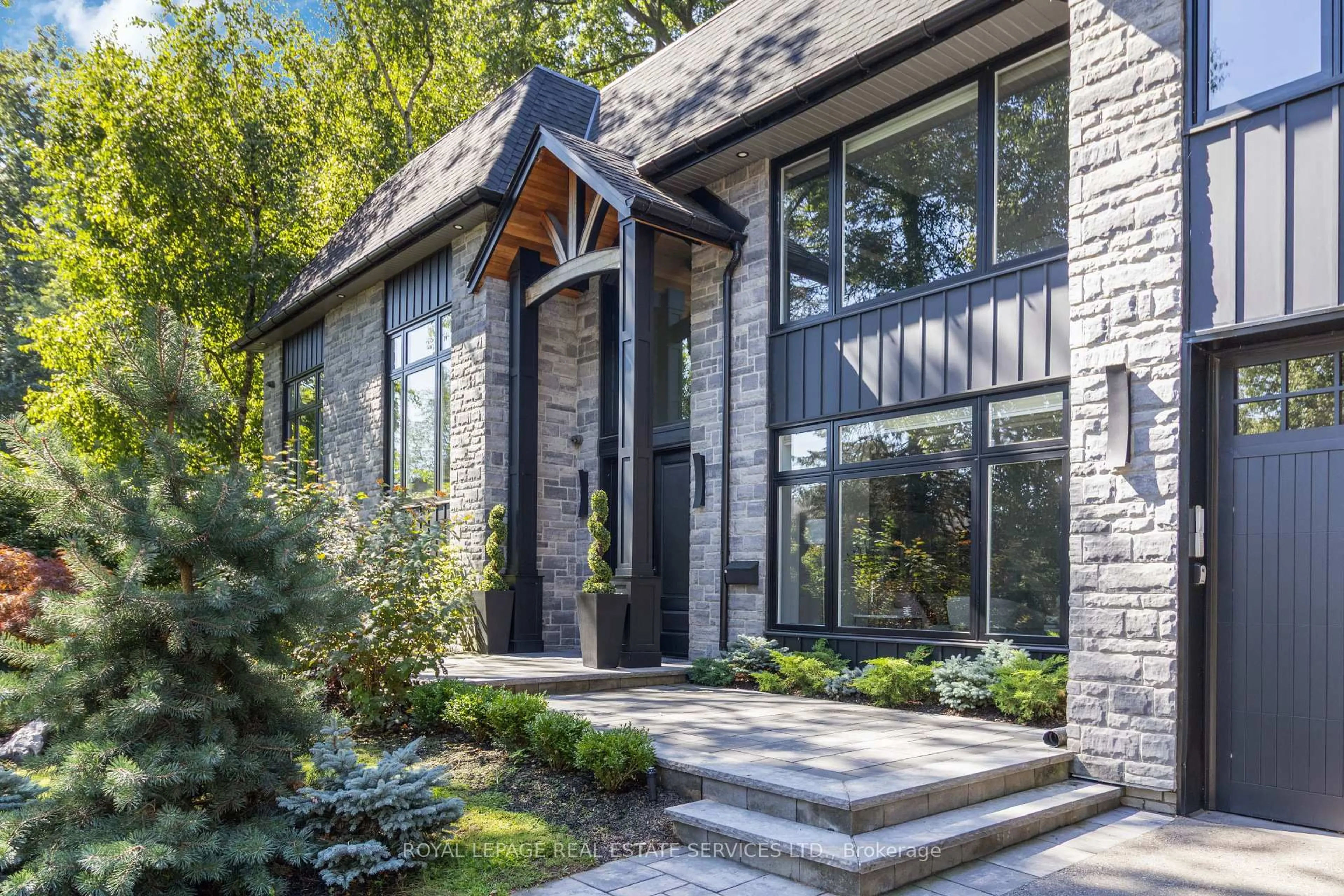Home with brick exterior material, mountain view for 1489 Rogerswood Crt, Mississauga Ontario L5J 1R7