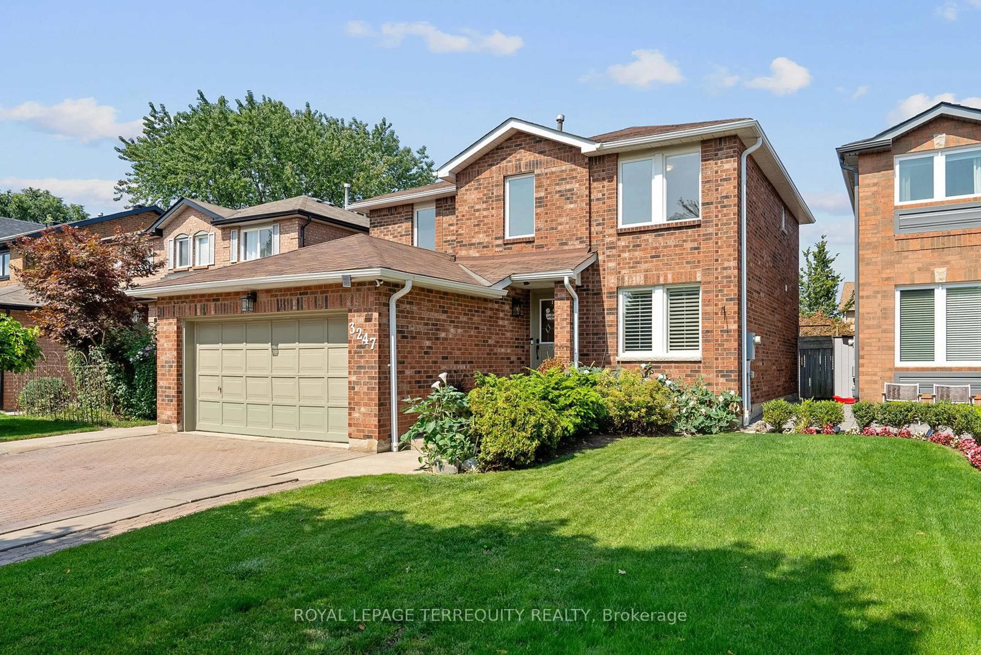 Home with brick exterior material, street for 3247 Dovetail Mews, Mississauga Ontario L5L 5G9