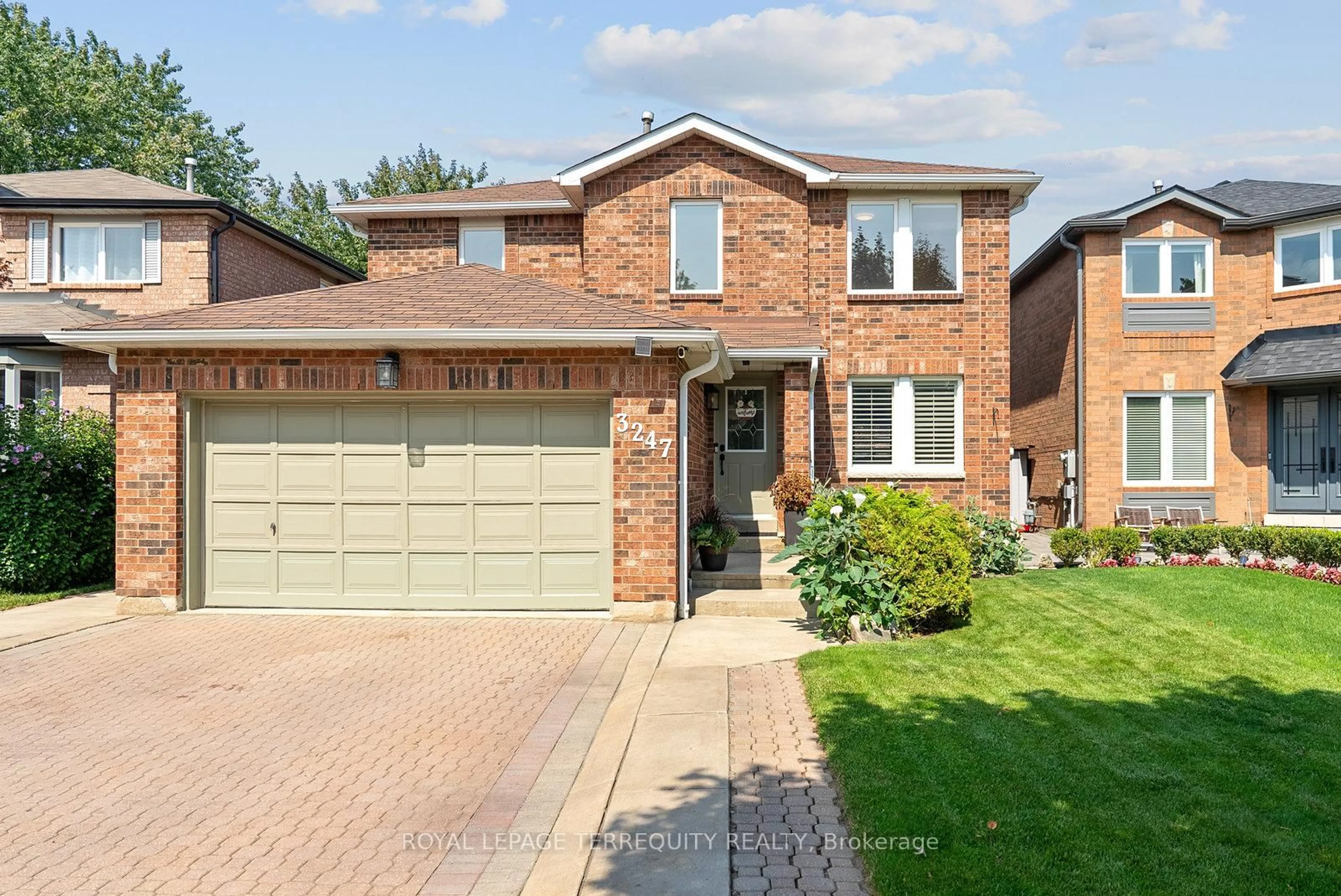 Home with brick exterior material, street for 3247 Dovetail Mews, Mississauga Ontario L5L 5G9