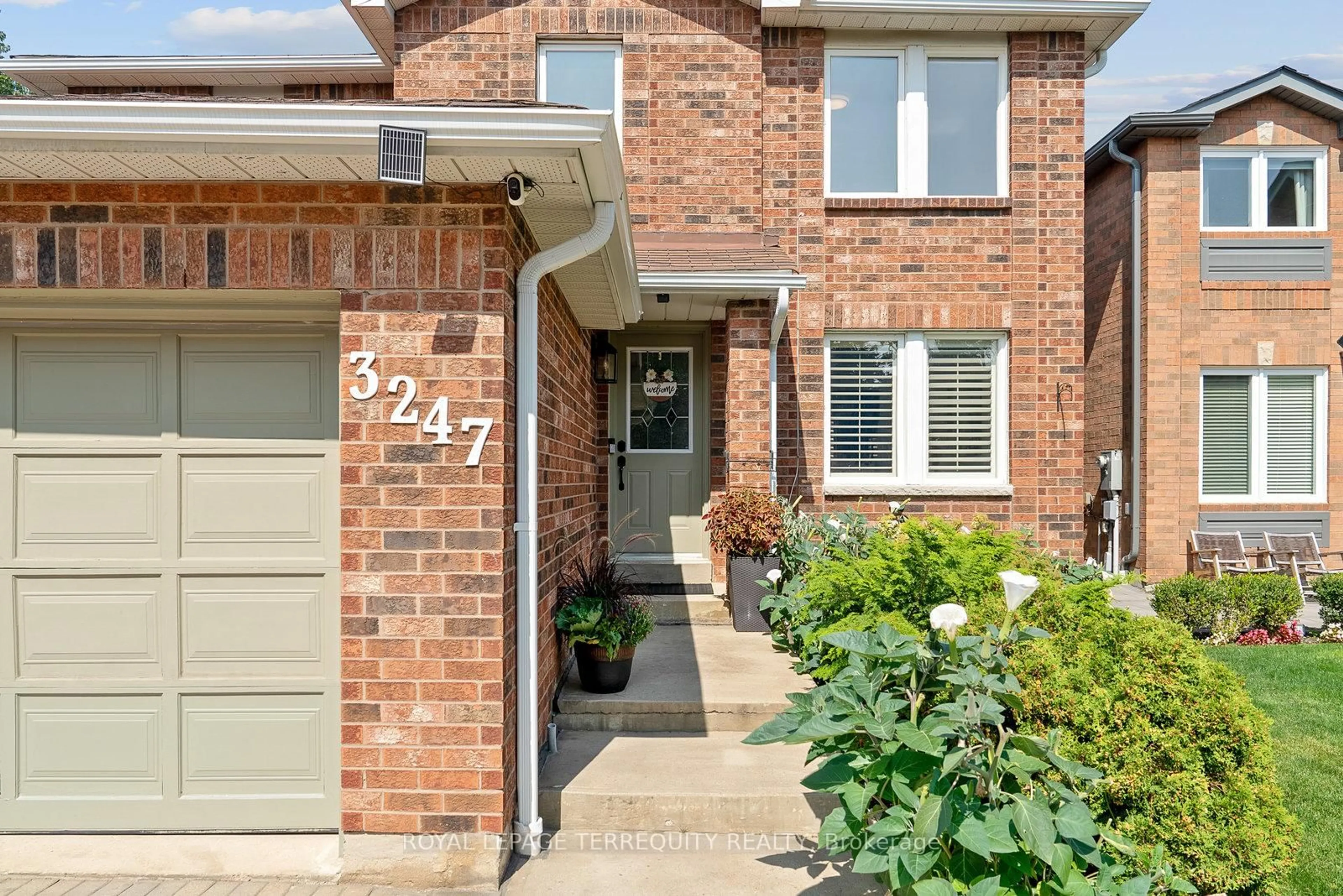 Home with brick exterior material, street for 3247 Dovetail Mews, Mississauga Ontario L5L 5G9
