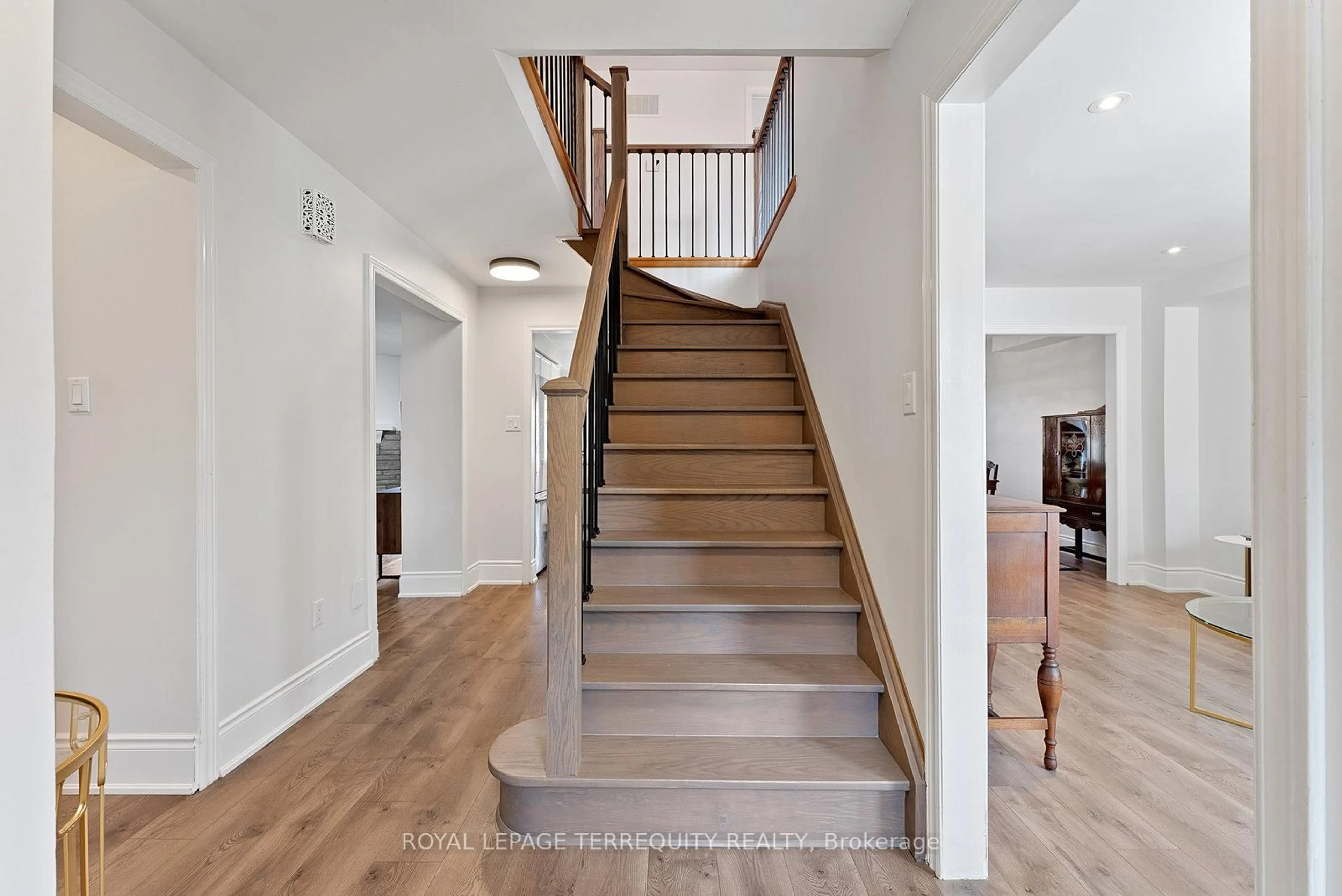 Stairs for 3247 Dovetail Mews, Mississauga Ontario L5L 5G9