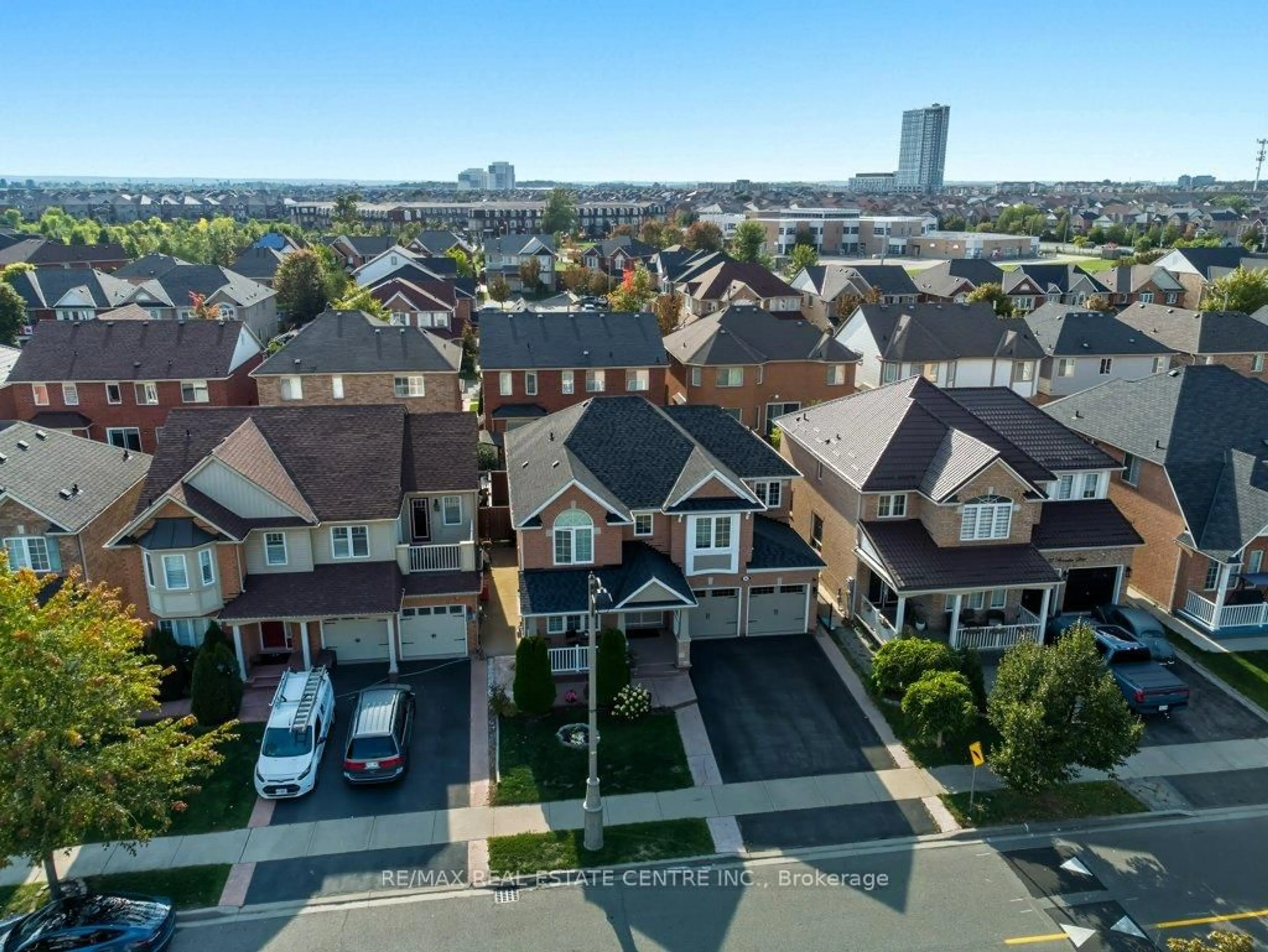 A pic from outside/outdoor area/front of a property/back of a property/a pic from drone, city buildings view from balcony for 20 Bonavista Dr, Brampton Ontario L6X 0N2