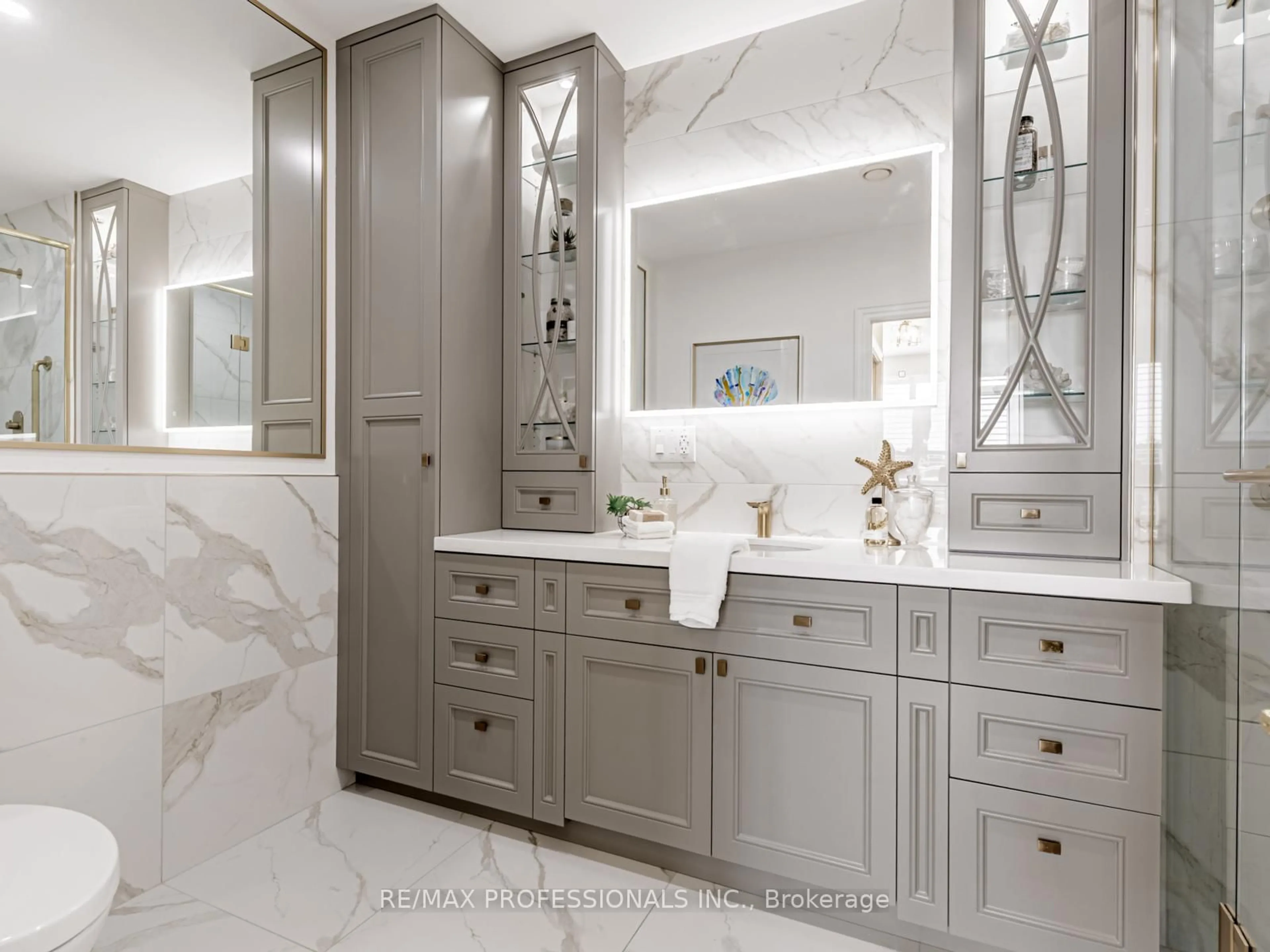 Contemporary bathroom, ceramic/tile floor for 2662 Bloor St #802, Toronto Ontario M8X 2Z7