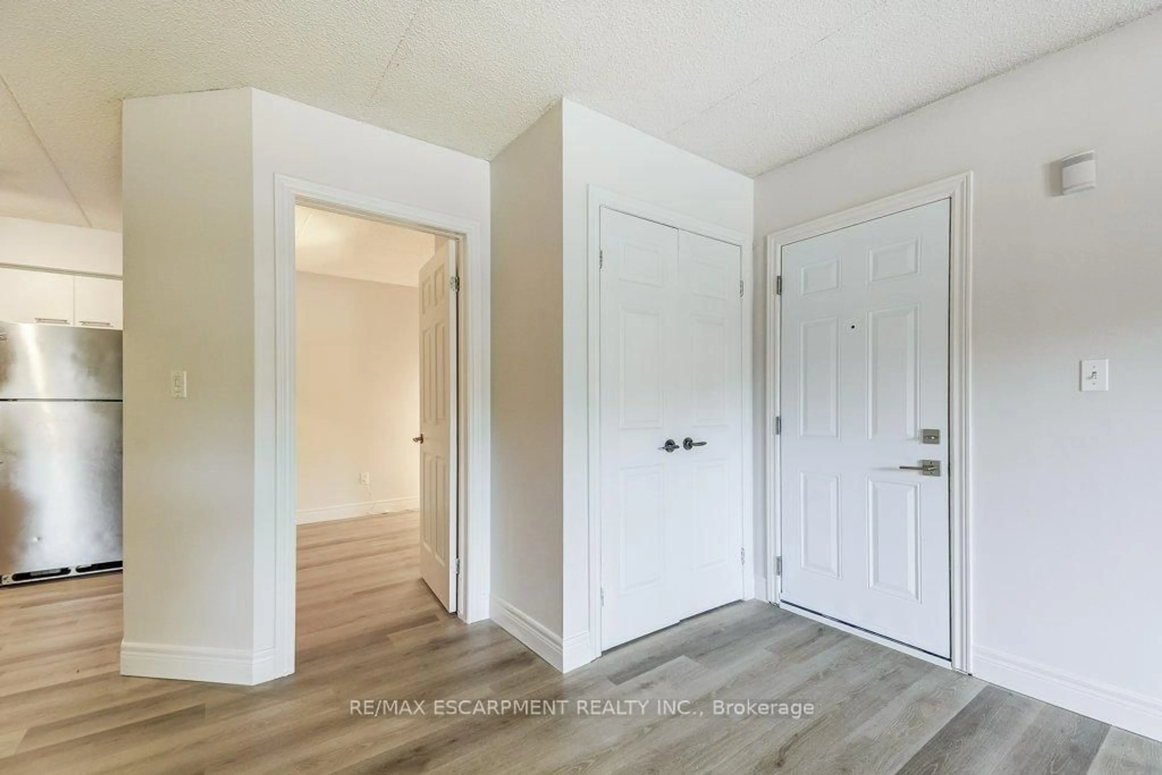 Indoor entryway for 2020 Cleaver Ave #107, Burlington Ontario L7M 4C2