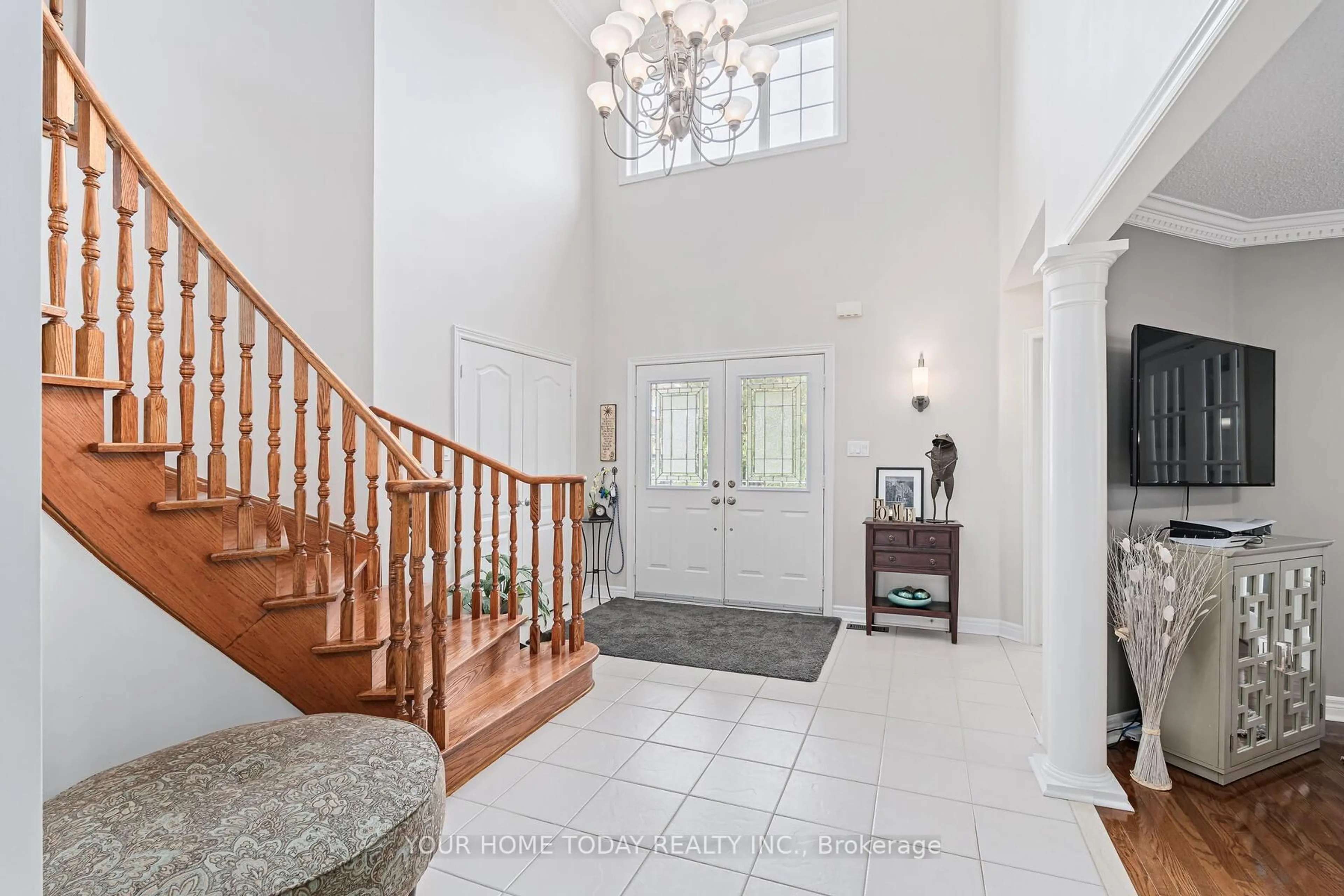 Indoor foyer for 50 Grist Mill Dr, Halton Hills Ontario L7G 6C1