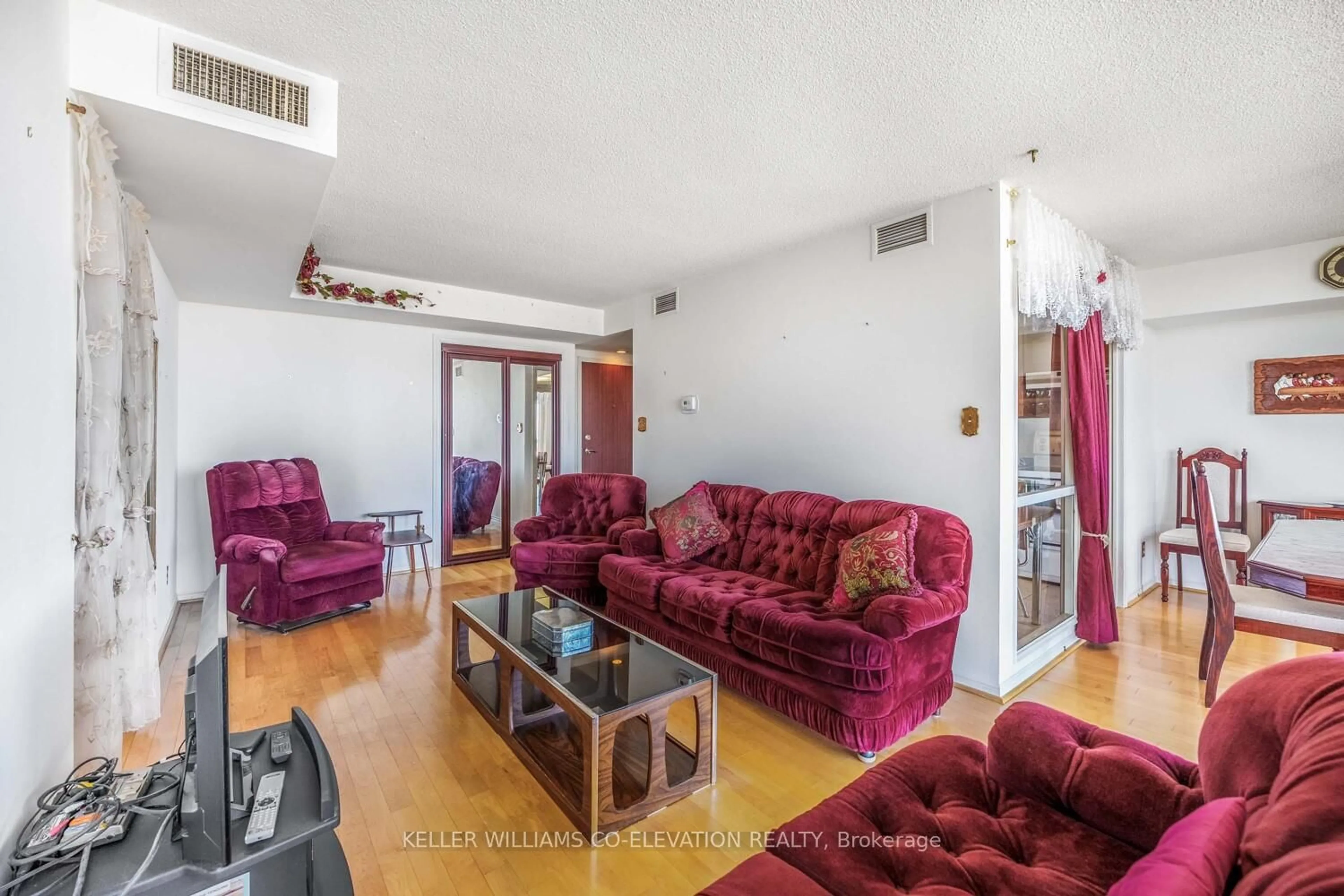 Living room with furniture, unknown for 880 Dundas St #1604, Mississauga Ontario L5C 4H3