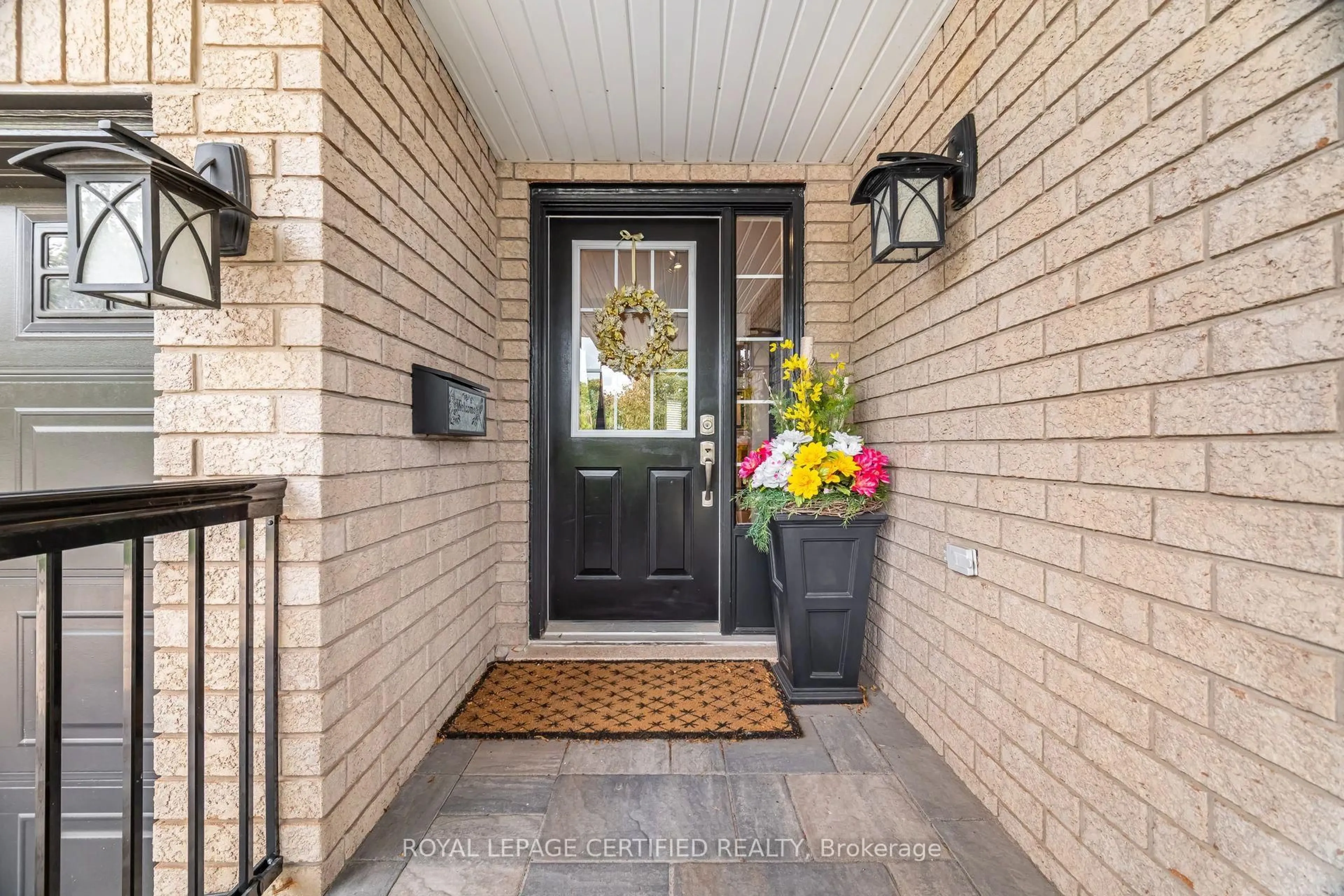 Indoor entryway for 950 Fourth Line, Milton Ontario L6T 6M9