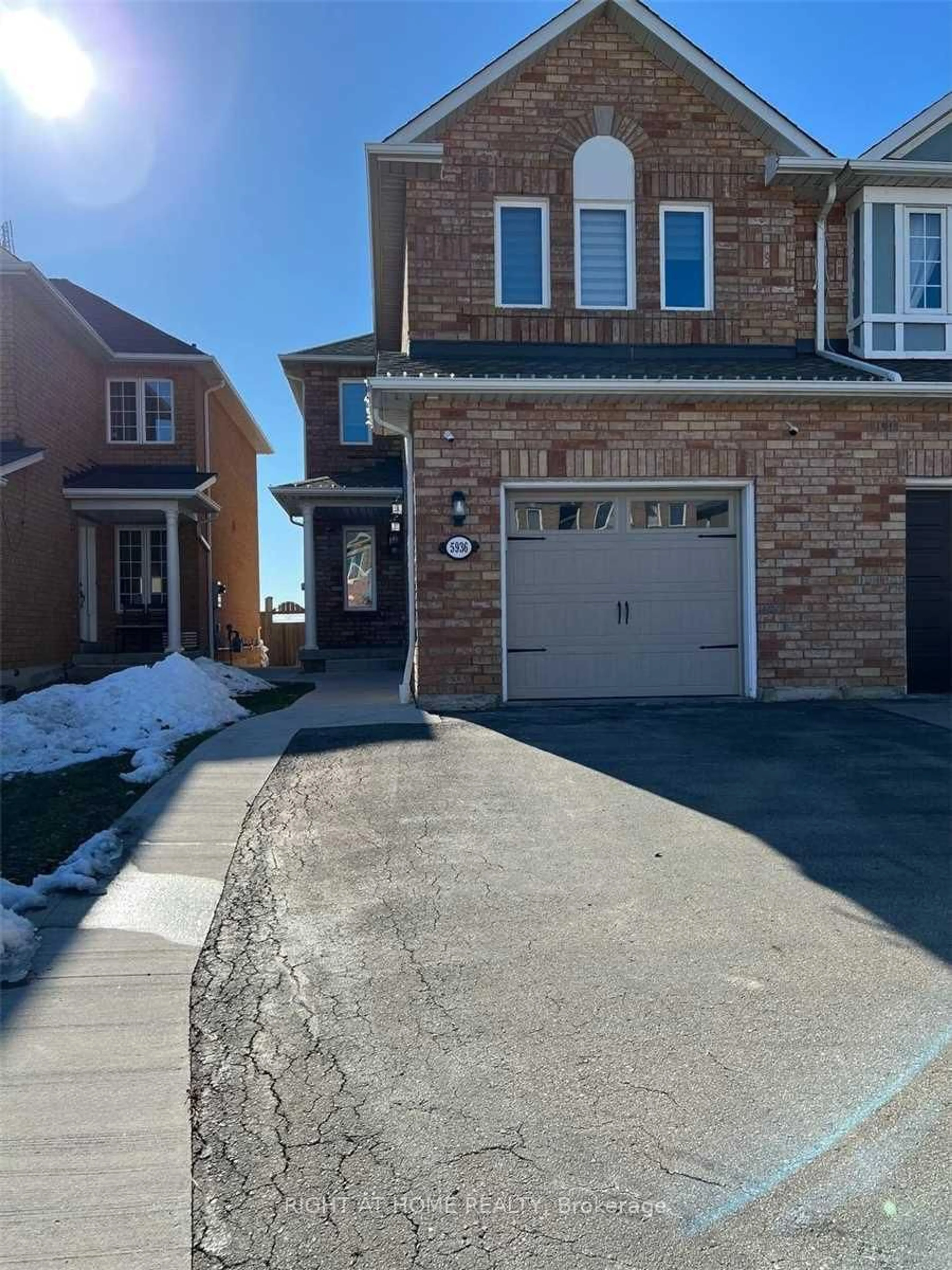 Home with brick exterior material, street for 5936 Candlebrook Crt, Mississauga Ontario L5V 2V5