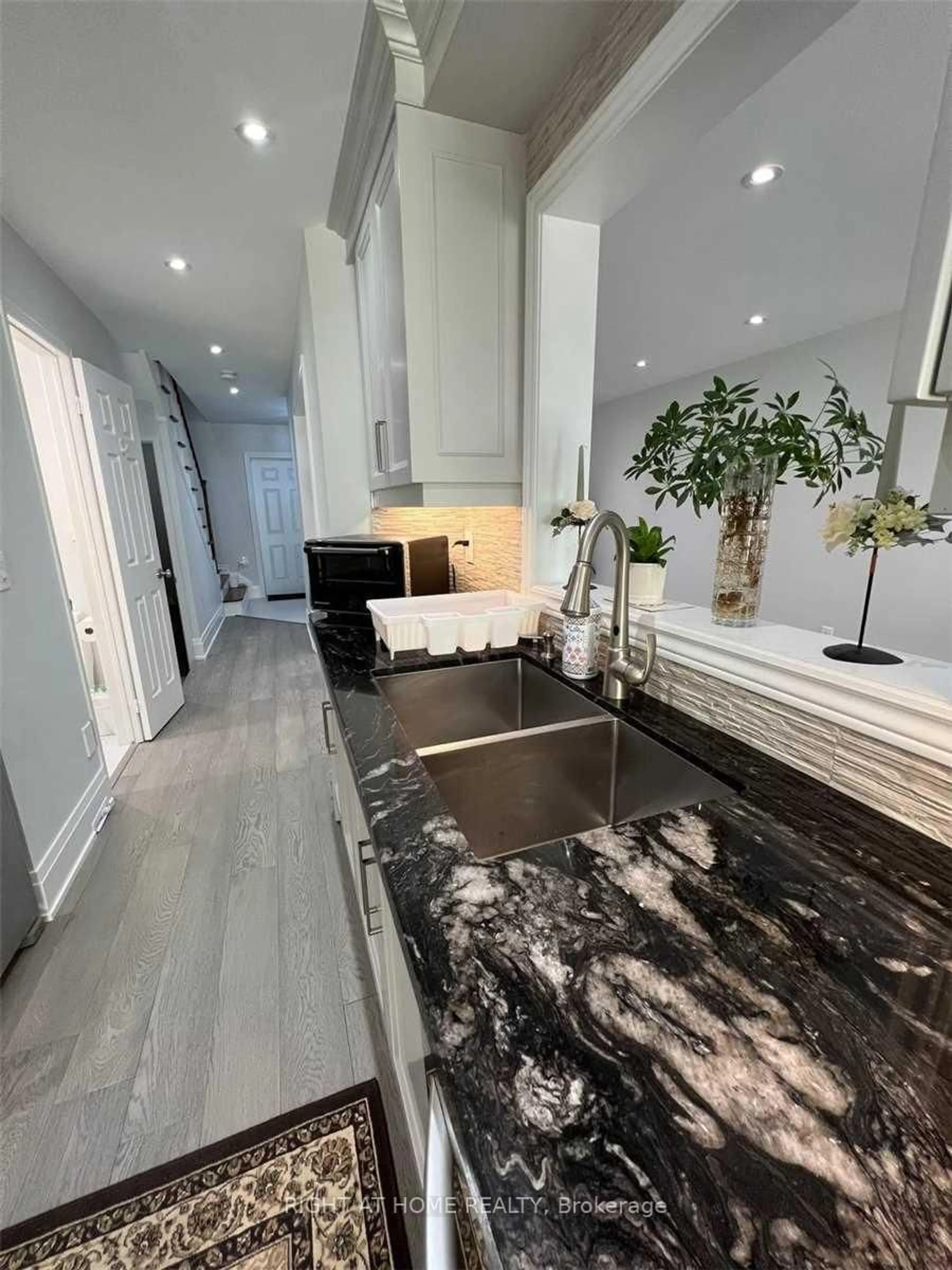 Contemporary kitchen, ceramic/tile floor for 5936 Candlebrook Crt, Mississauga Ontario L5V 2V5