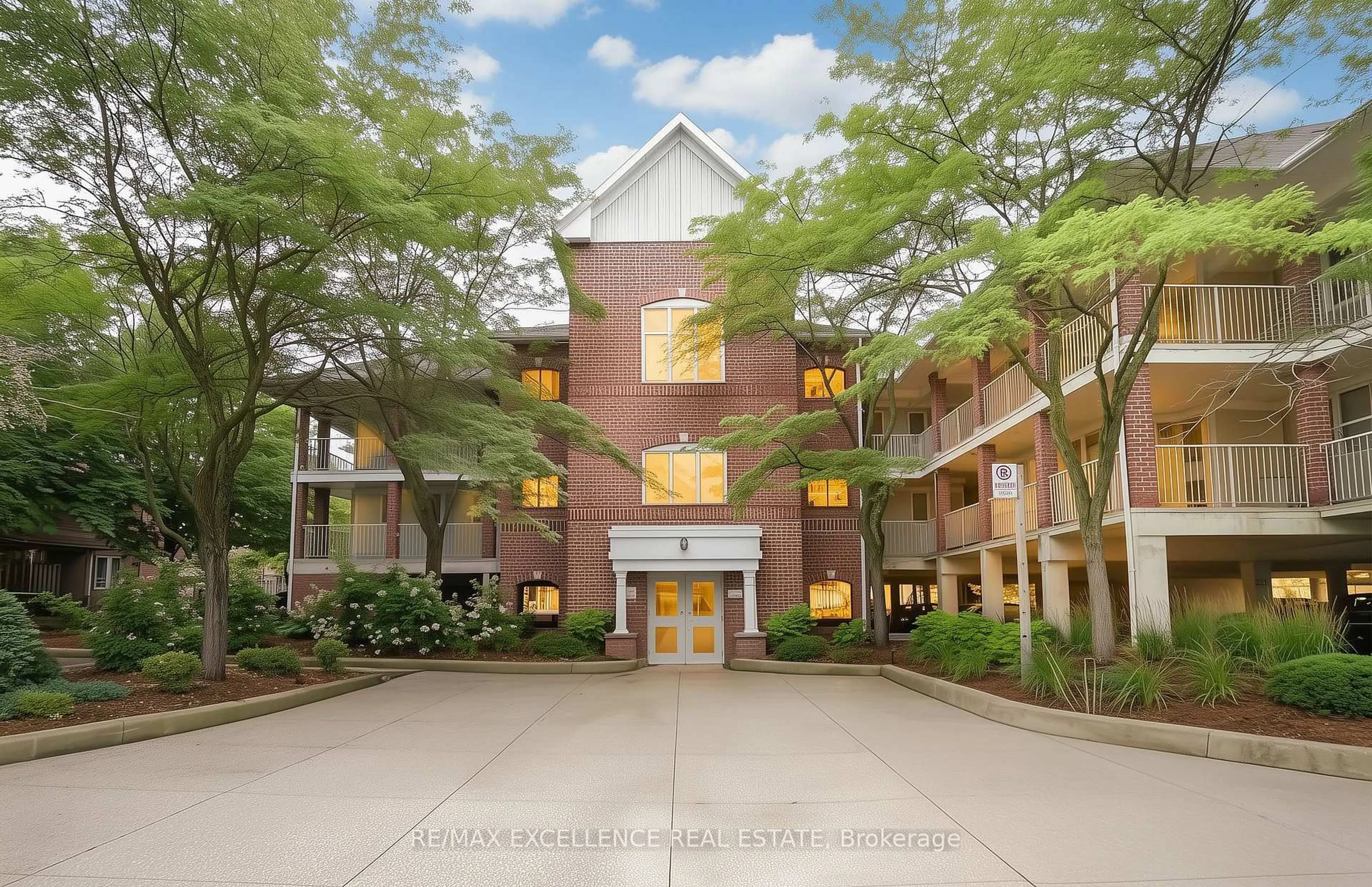 Indoor foyer for 101 Bristol Rd #230, Mississauga Ontario L4Z 3P4