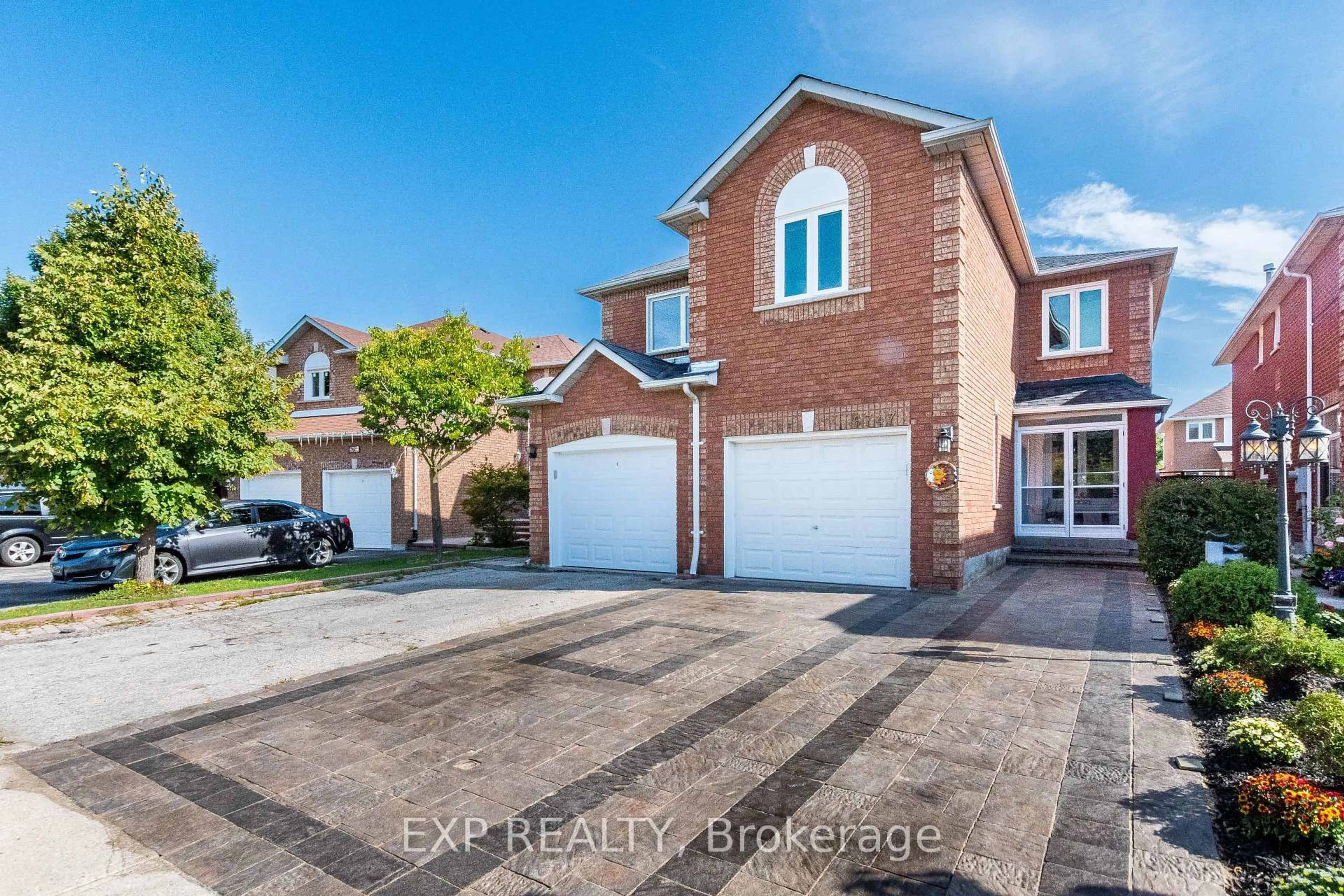 A pic from outside/outdoor area/front of a property/back of a property/a pic from drone, street for 6747 Bansbridge Cres, Mississauga Ontario L5N 6T4