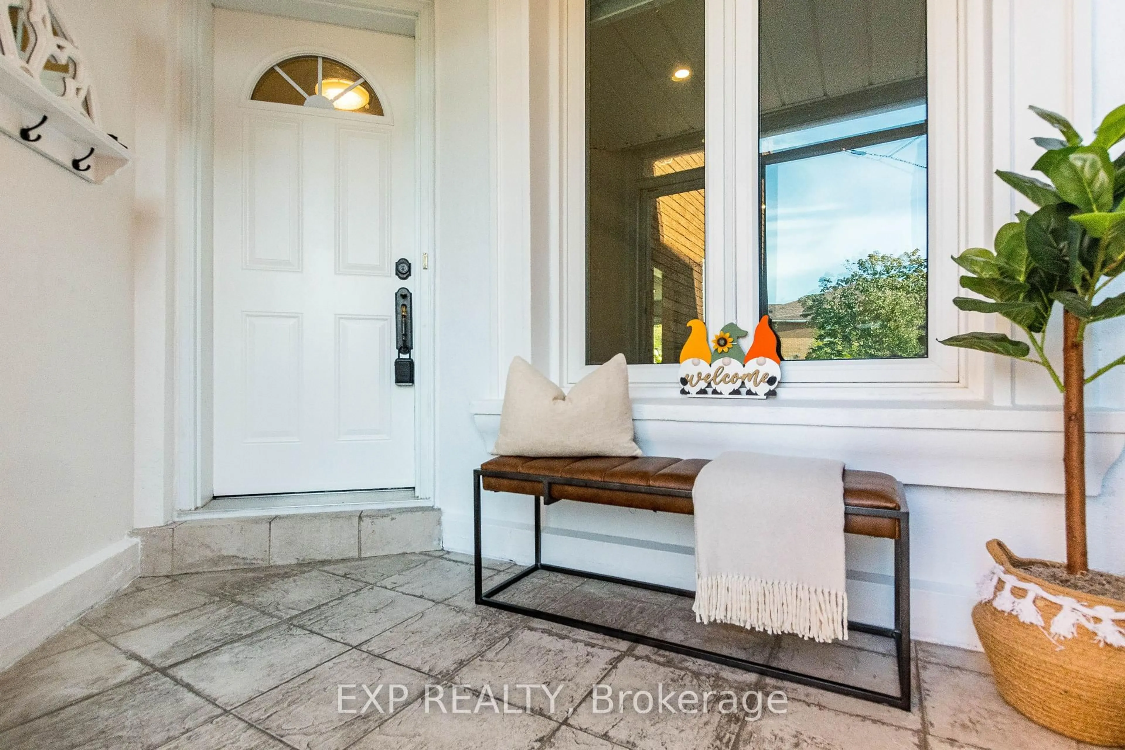 Indoor entryway for 6747 Bansbridge Cres, Mississauga Ontario L5N 6T4