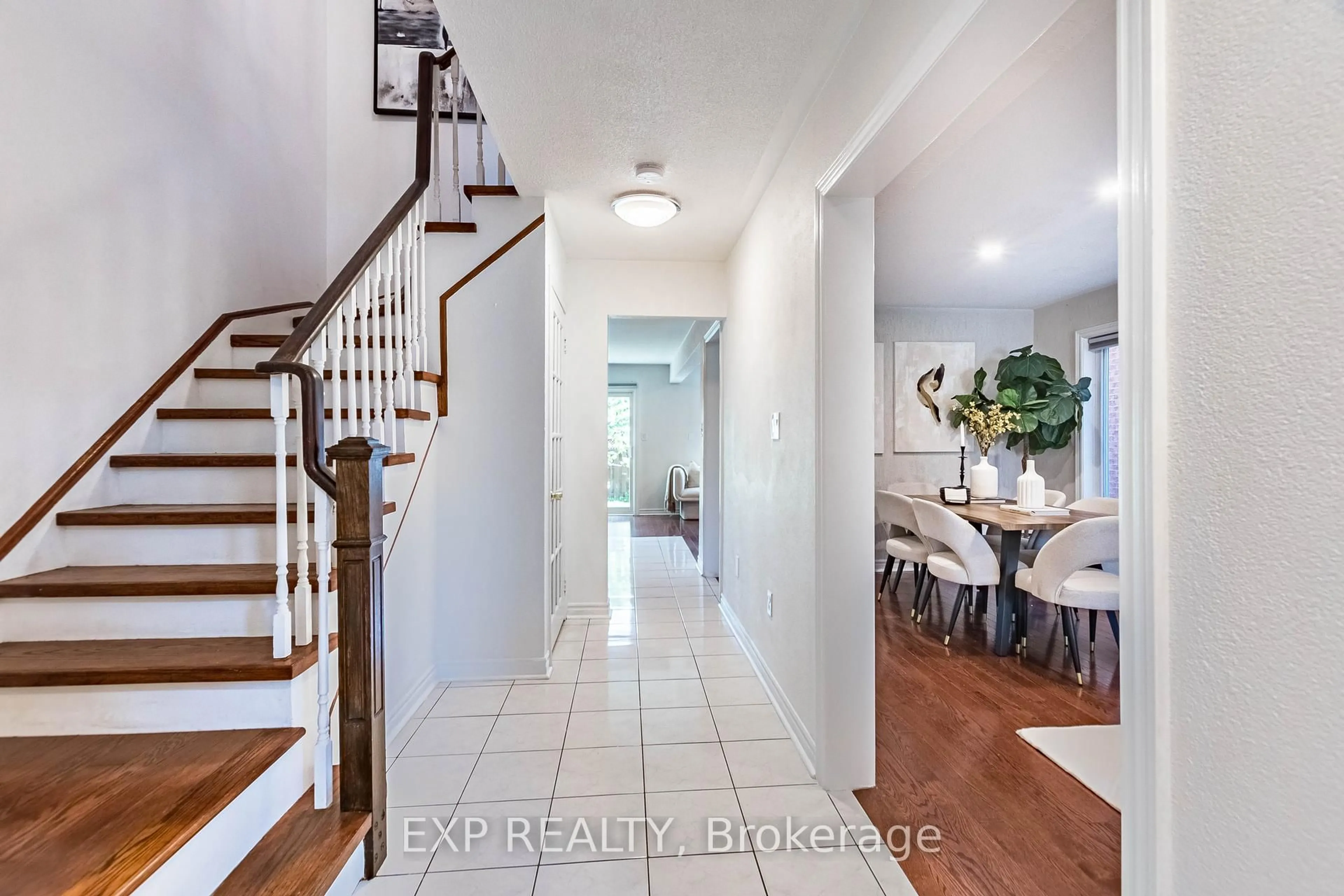 Indoor entryway for 6747 Bansbridge Cres, Mississauga Ontario L5N 6T4