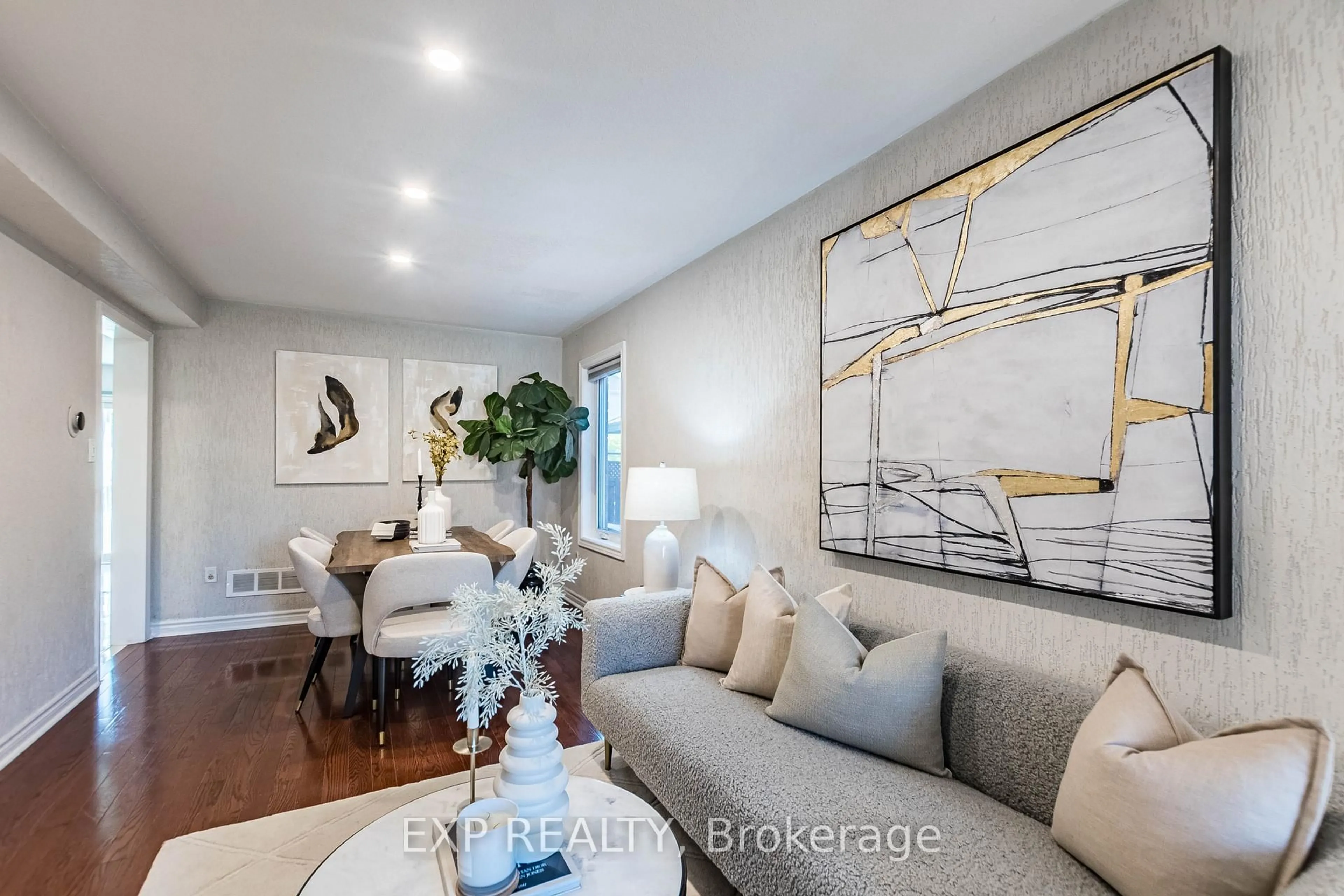 Living room with furniture, unknown for 6747 Bansbridge Cres, Mississauga Ontario L5N 6T4