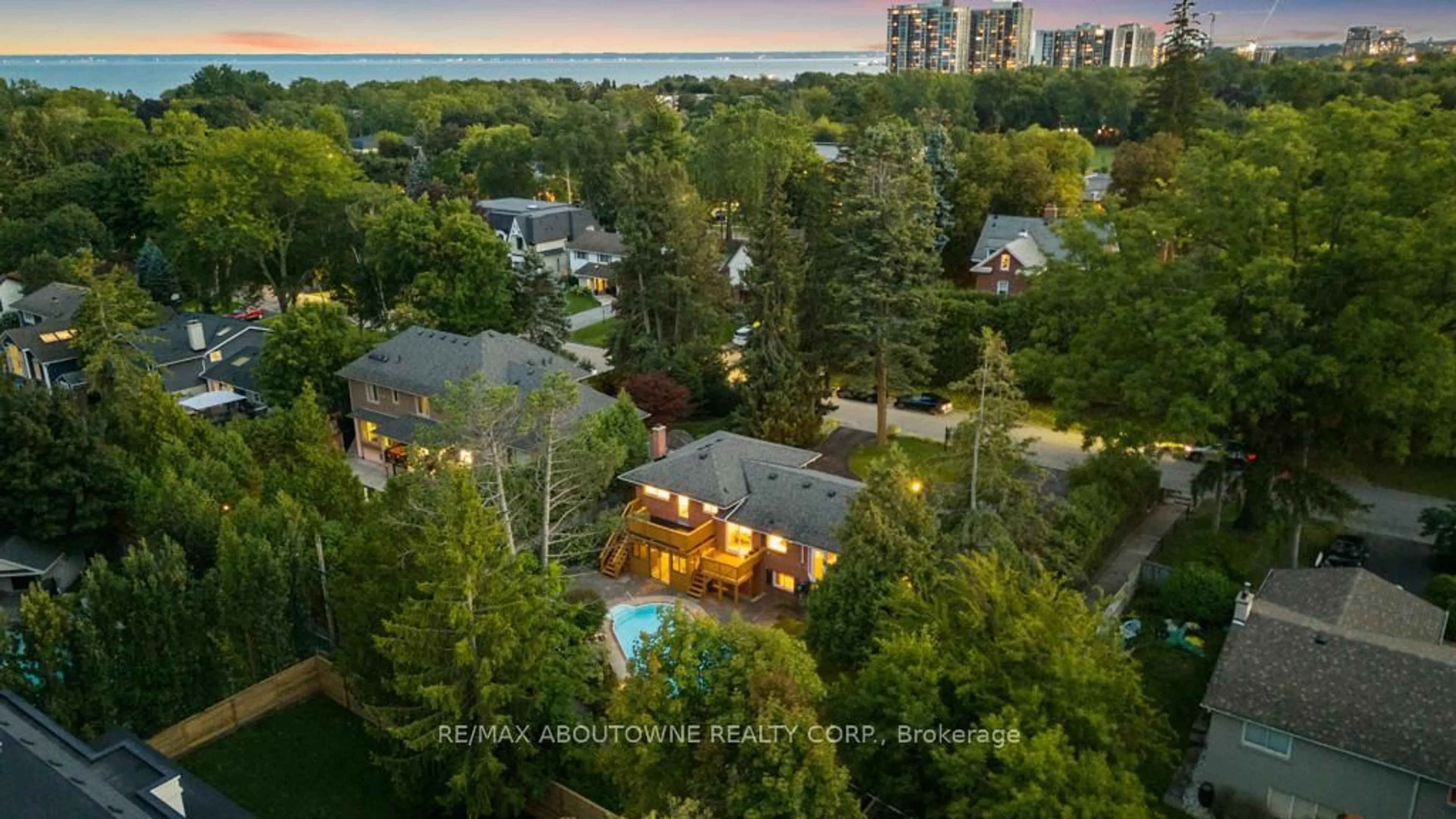 A pic from outside/outdoor area/front of a property/back of a property/a pic from drone, city buildings view from balcony for 1605 Venetia Dr, Oakville Ontario L6L 1K8