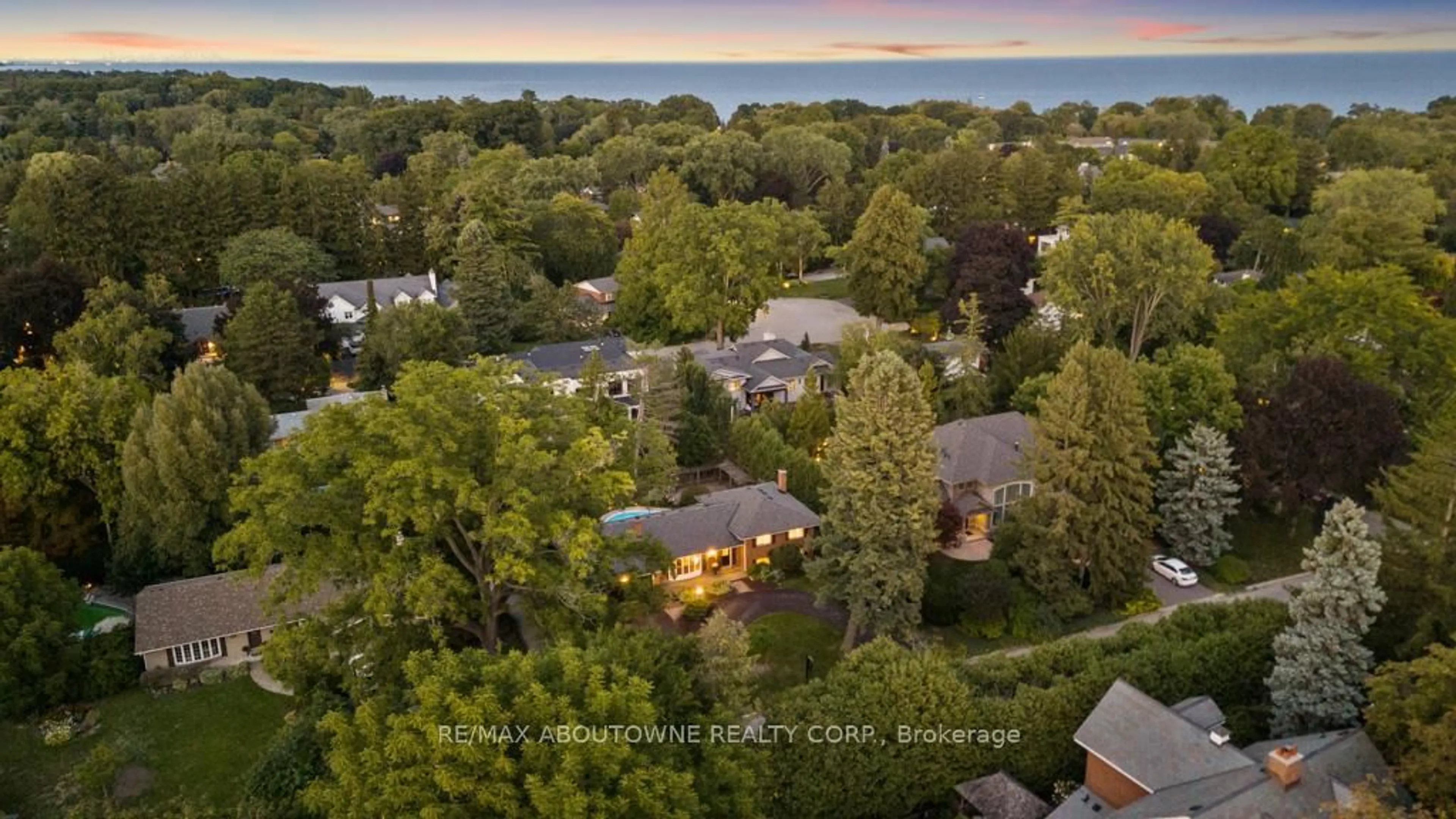 A pic from outside/outdoor area/front of a property/back of a property/a pic from drone, water/lake/river/ocean view for 1605 Venetia Dr, Oakville Ontario L6L 1K8