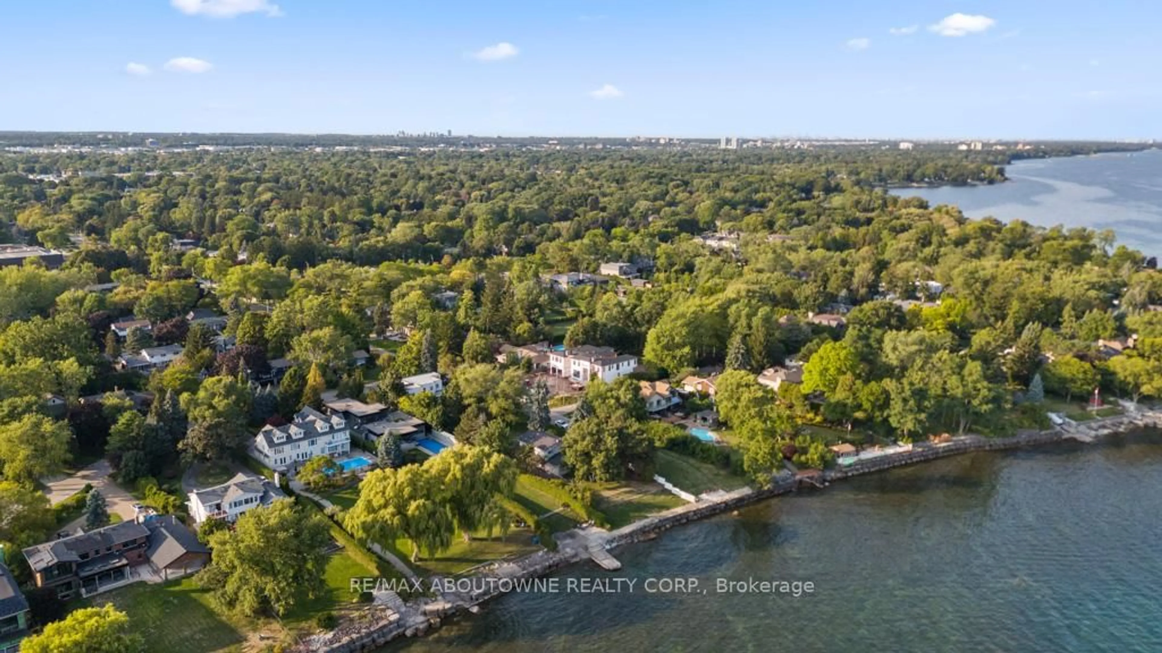 A pic from outside/outdoor area/front of a property/back of a property/a pic from drone, water/lake/river/ocean view for 1605 Venetia Dr, Oakville Ontario L6L 1K8