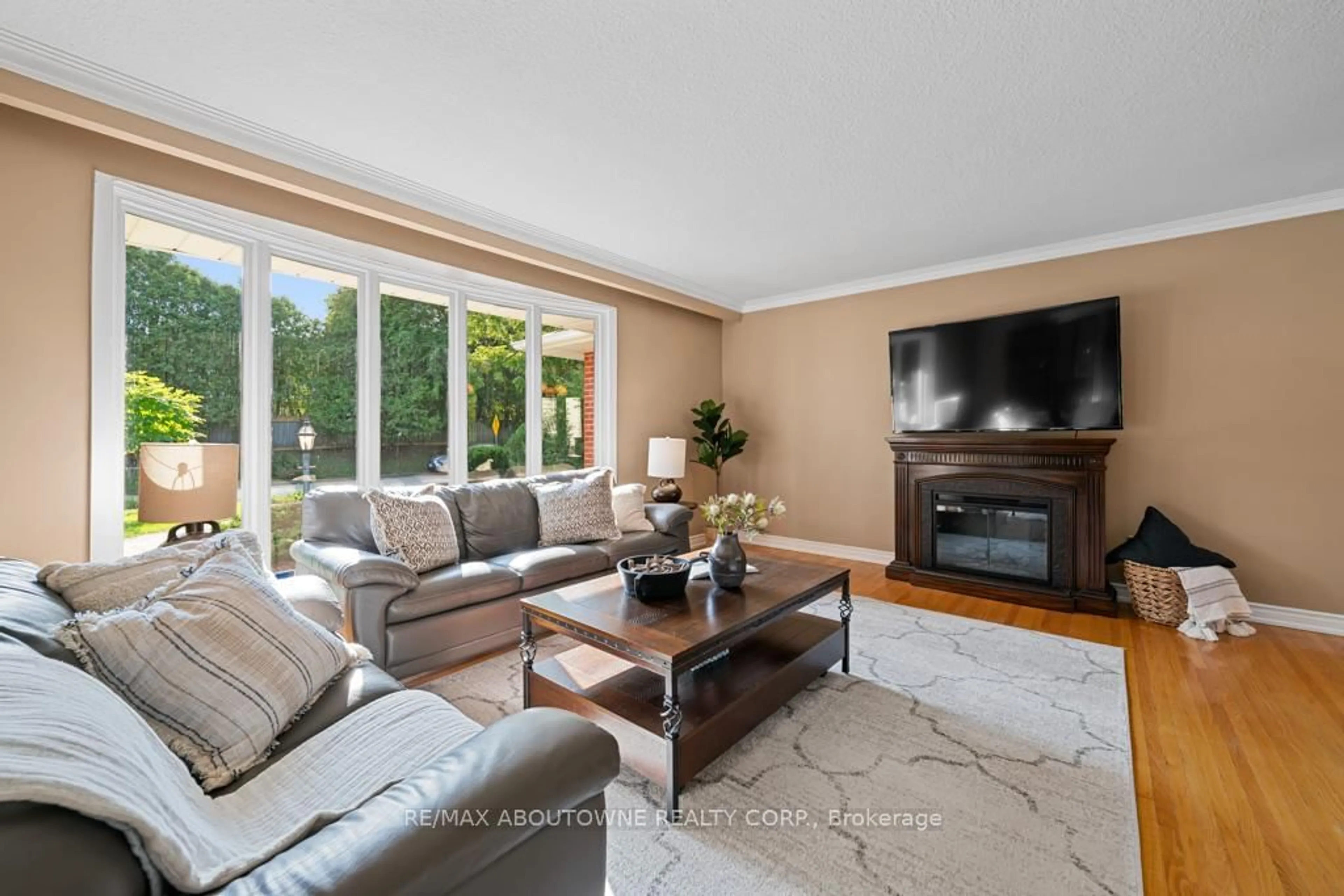 Living room with furniture, unknown for 1605 Venetia Dr, Oakville Ontario L6L 1K8