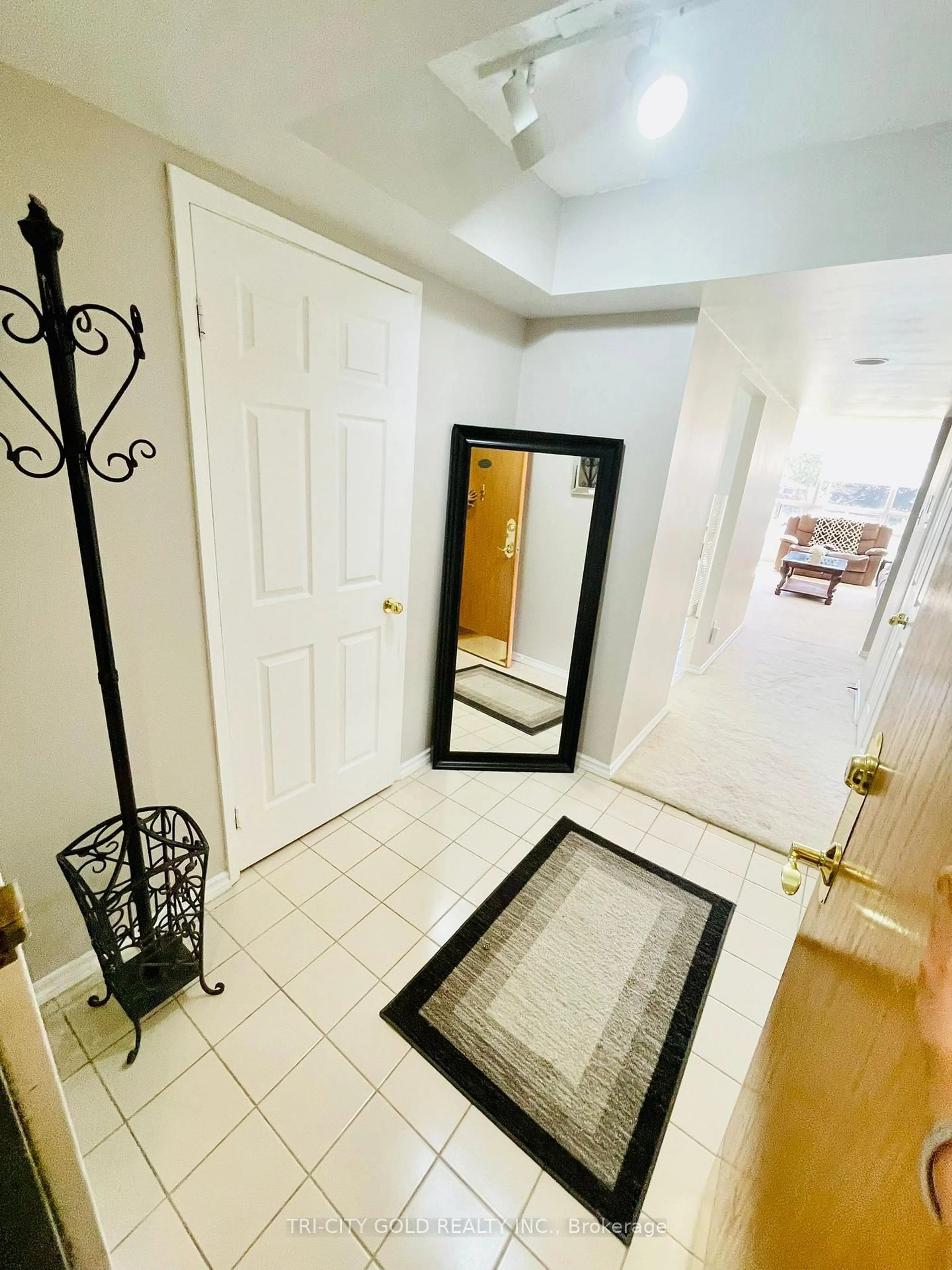Indoor entryway for 320 Mill St #208, Brampton Ontario L6Y 3V2