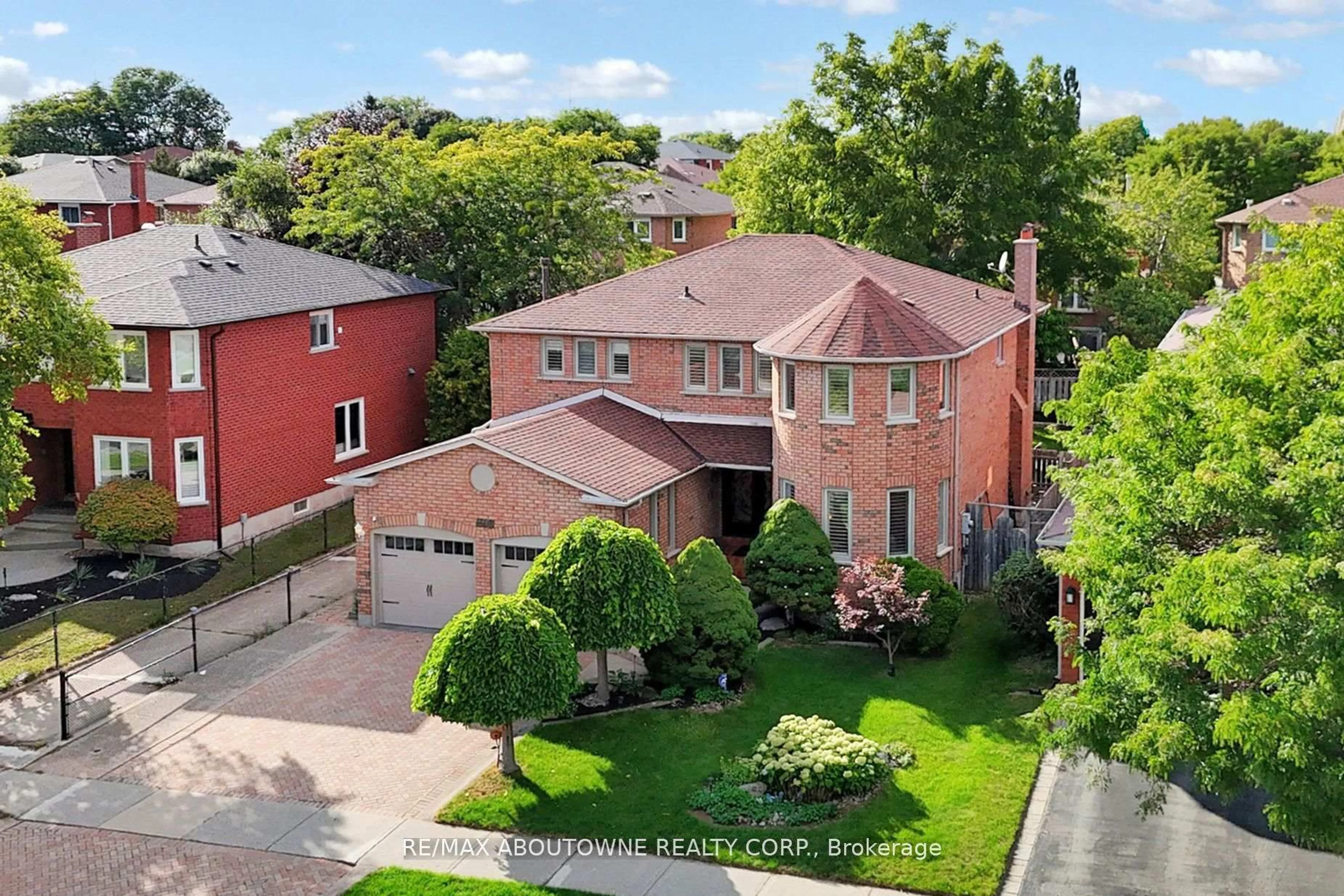 A pic from outside/outdoor area/front of a property/back of a property/a pic from drone, street for 1398 Winterbourne Dr, Oakville Ontario L6J 7A5