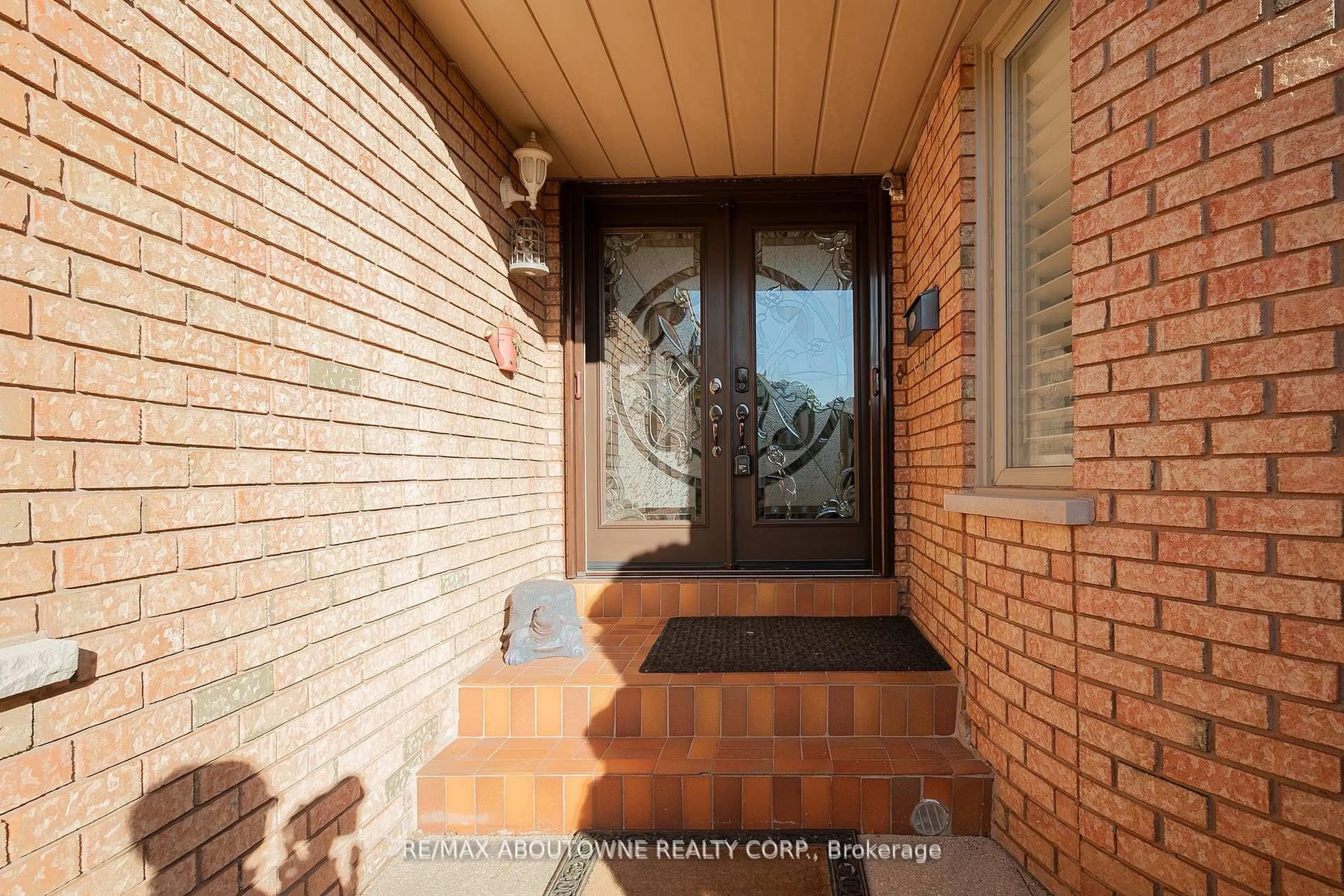 Indoor entryway for 1398 Winterbourne Dr, Oakville Ontario L6J 7A5